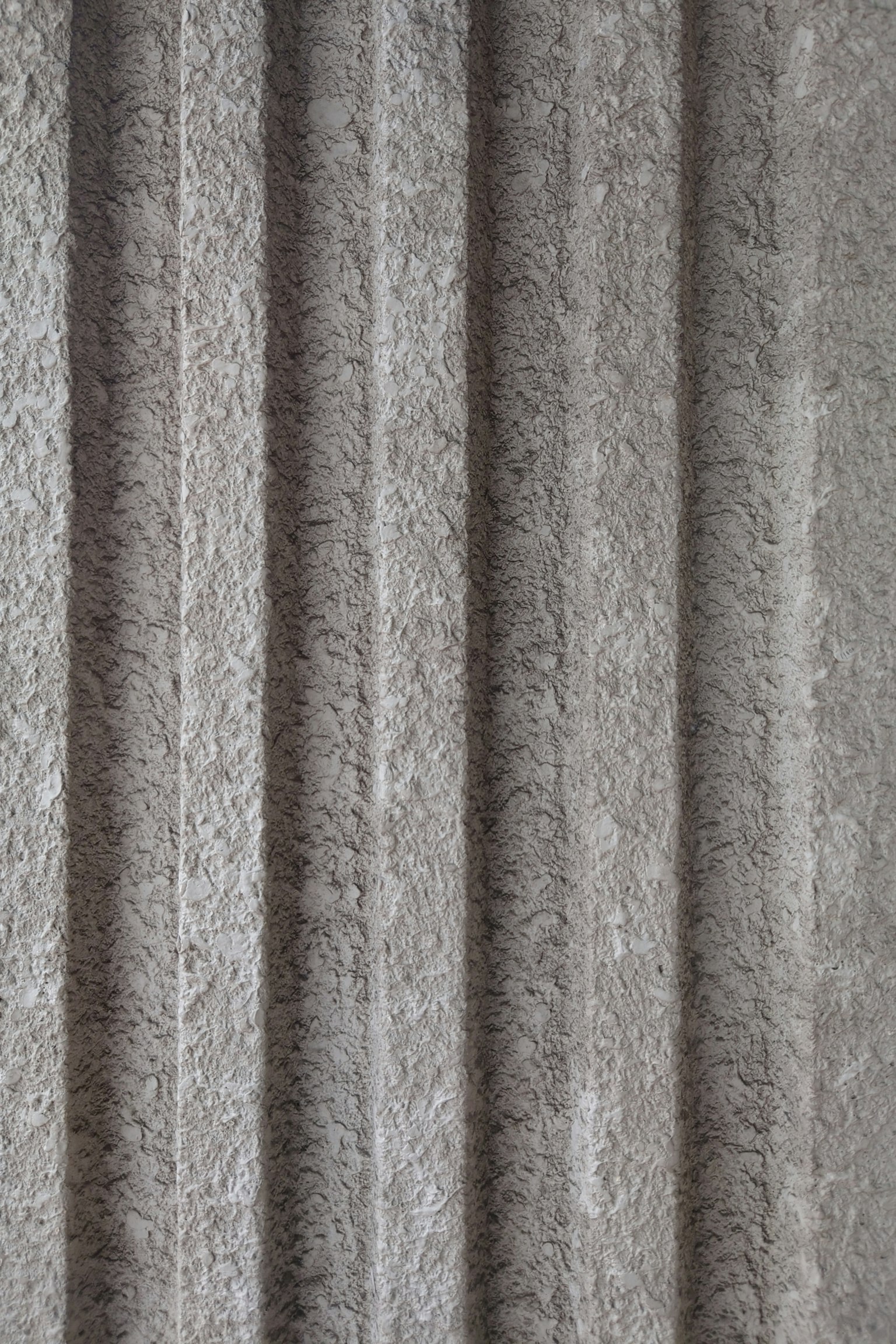 Mur texturé gris avec des rayures verticales
