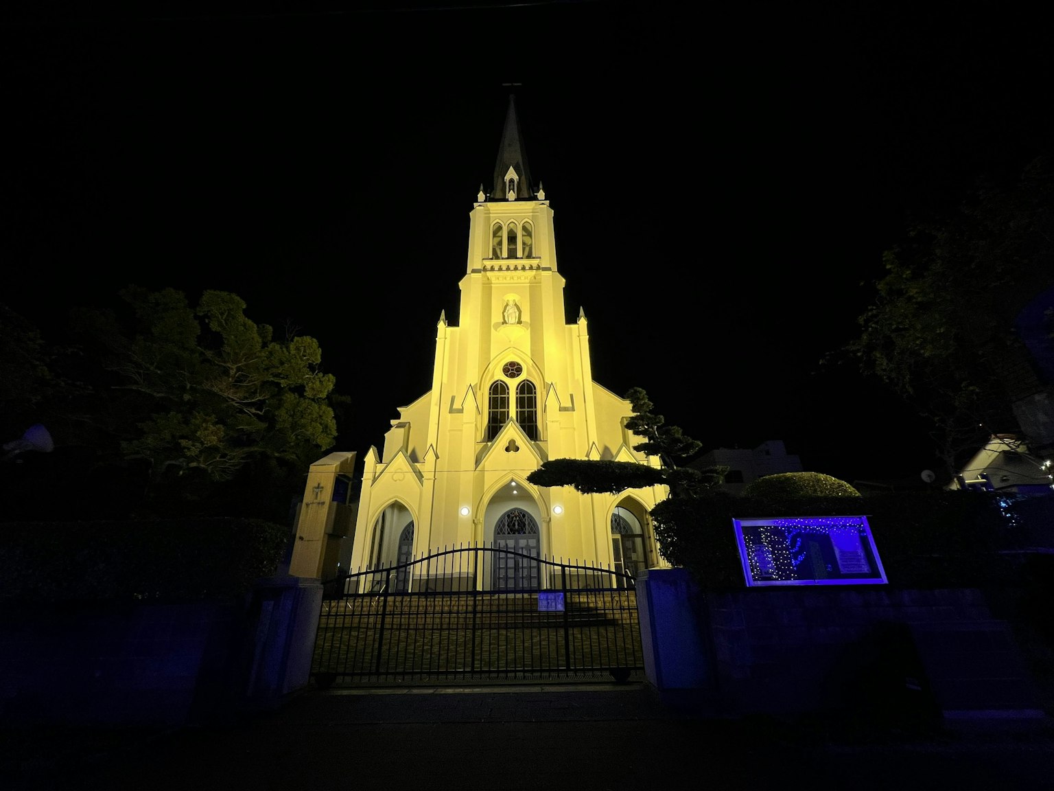 Fachada de iglesia iluminada por la noche