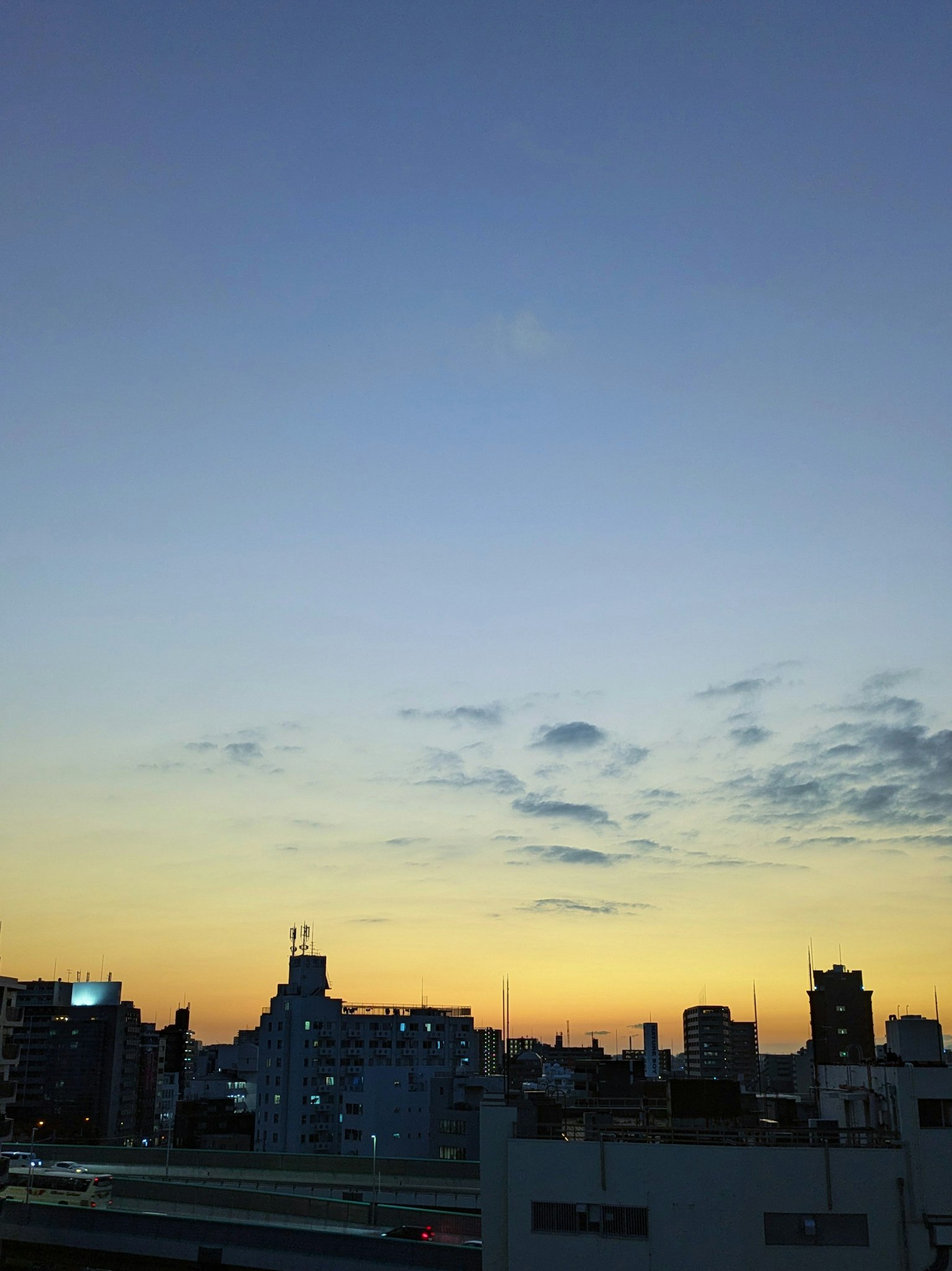 日落天空与城市轮廓