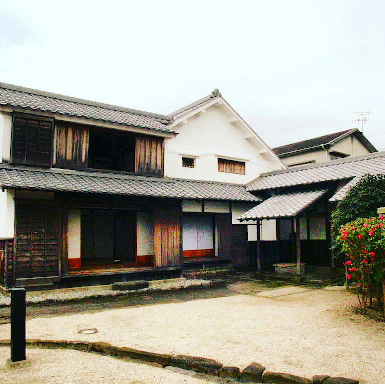 Maison japonaise traditionnelle avec jardin