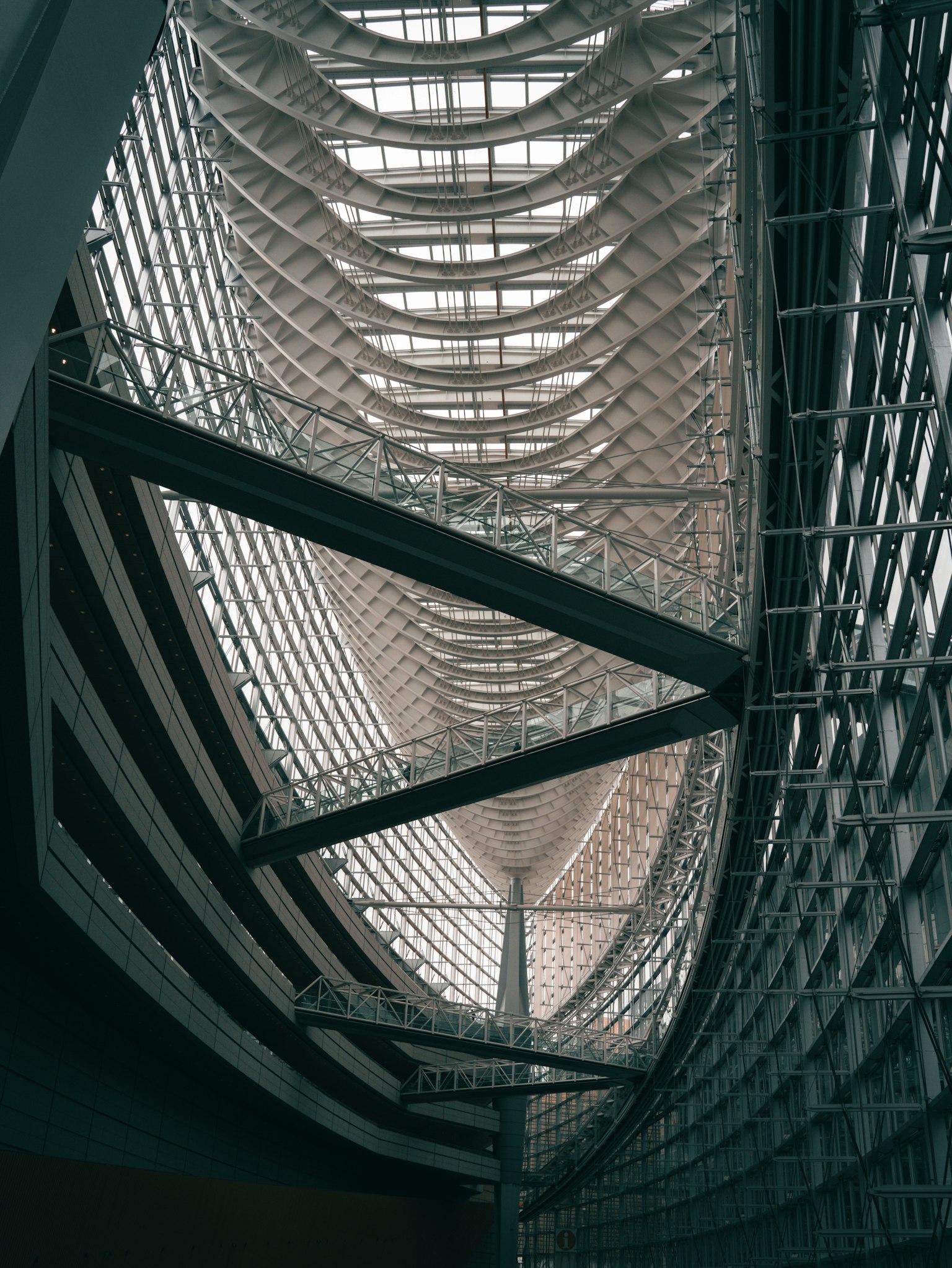 Abstrakte Sicht auf die architektonische Struktur mit großem Glasdach und Metallrahmen, der Licht hereinlässt