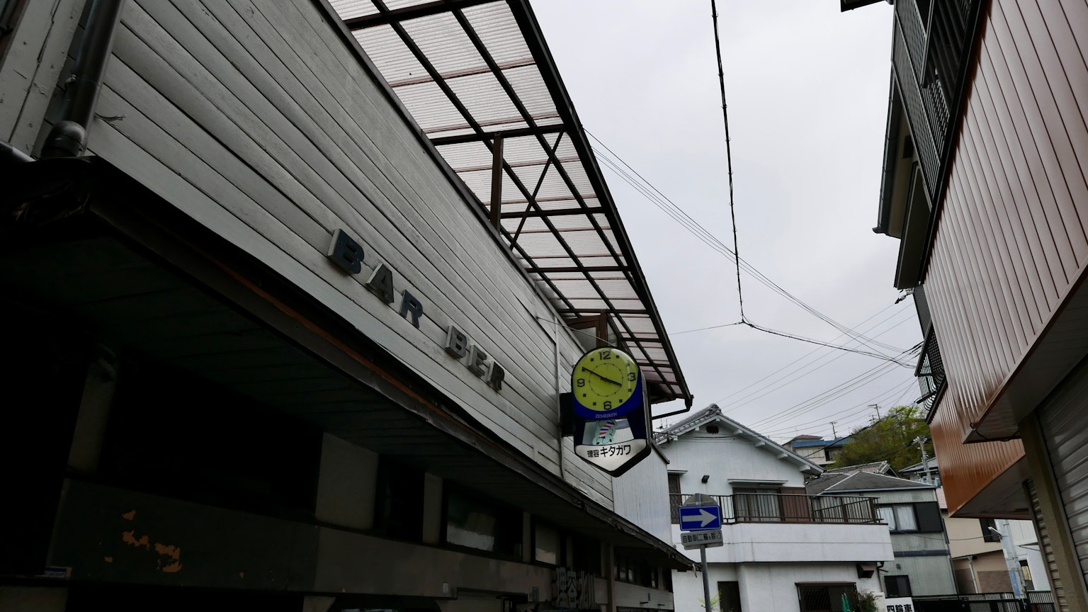 좁은 거리의 상점 외관과 지붕 구조