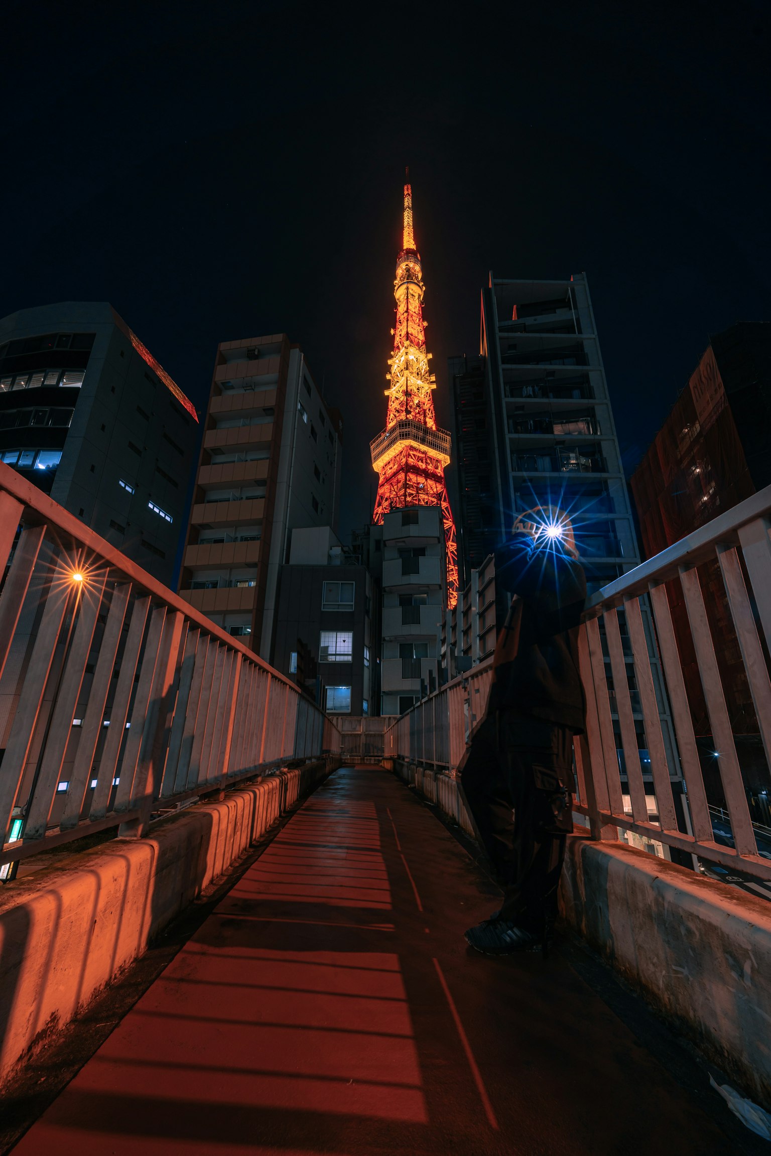 東京塔在夜間亮起的城市背景