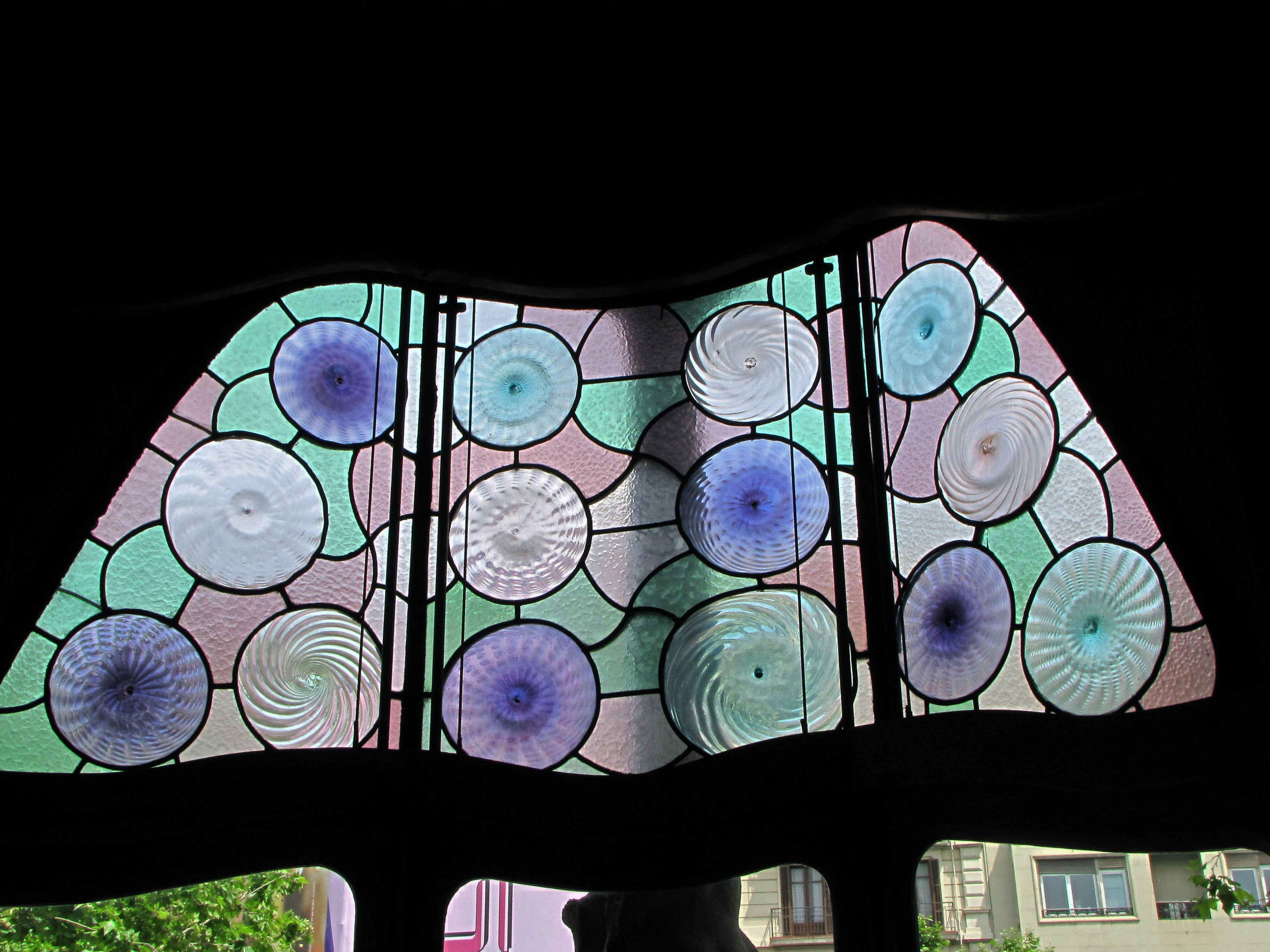 Fenster mit kreisförmigen Motiven im Bleiglasstil