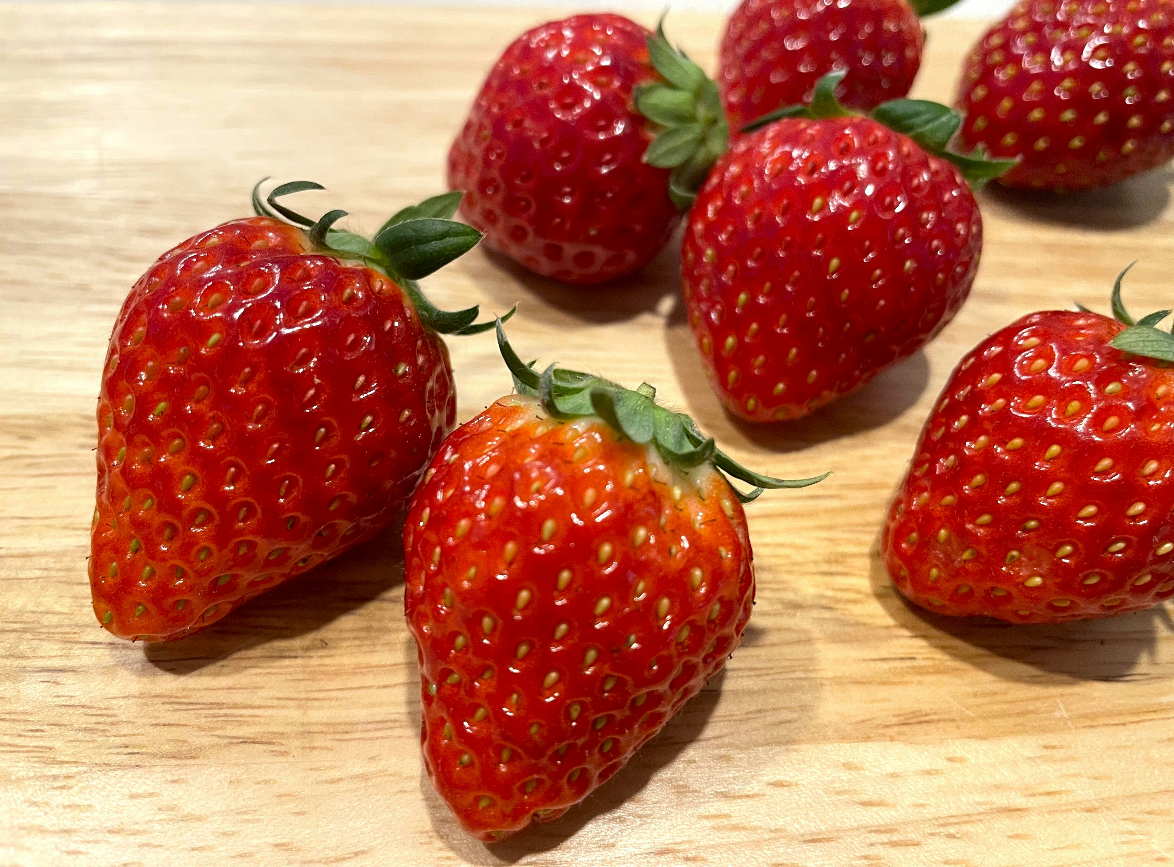 木目の上に並ぶいちご