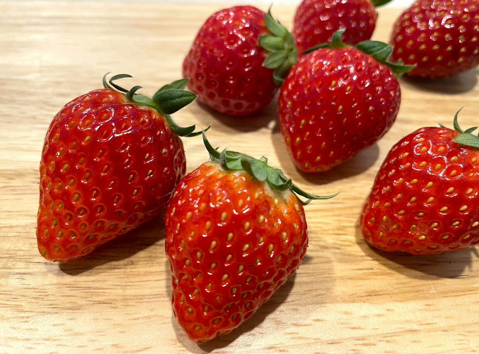 Fraises fraîches disposées sur une table en bois