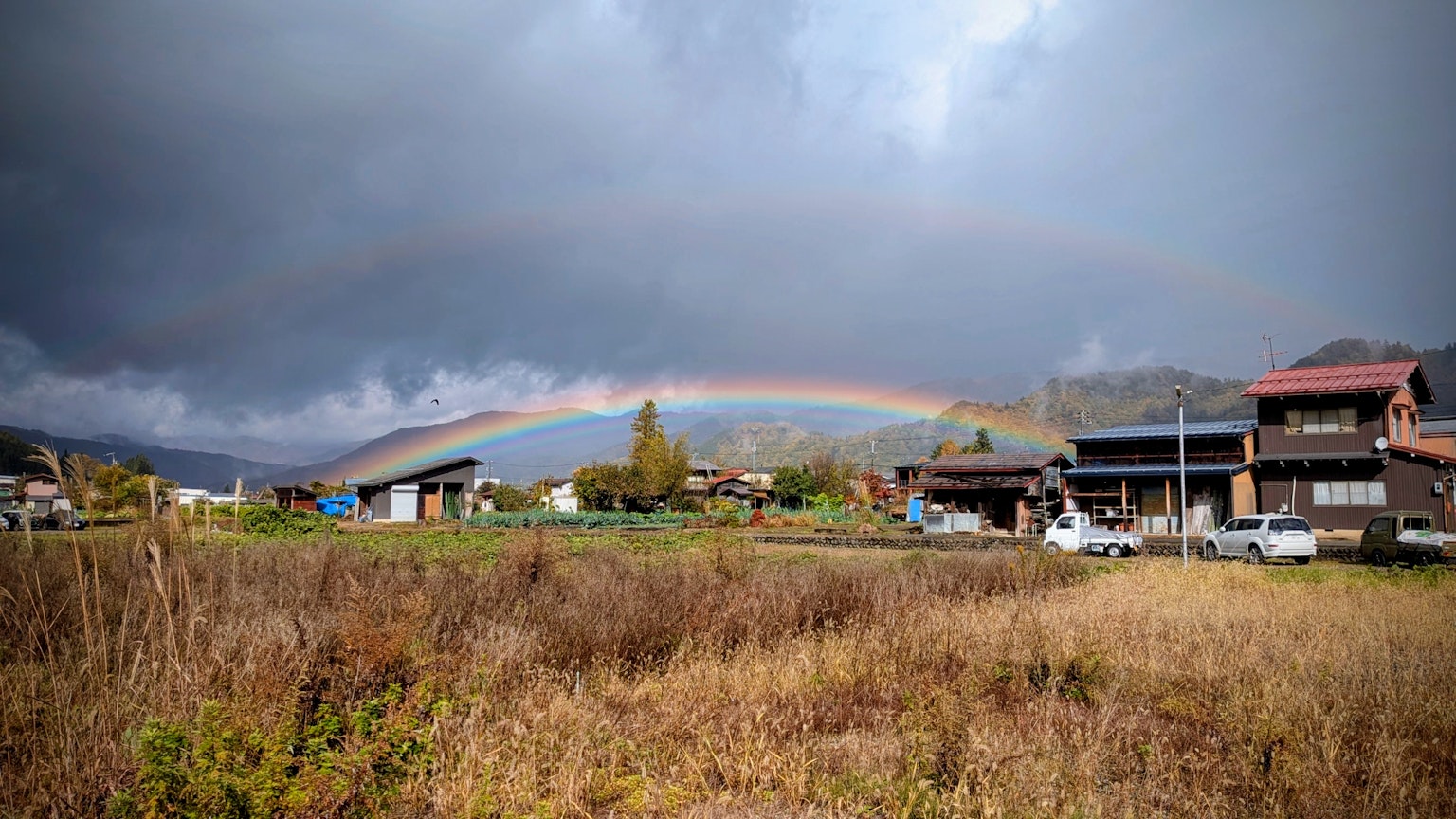 虹がかかる田舎の風景と家々のある風景