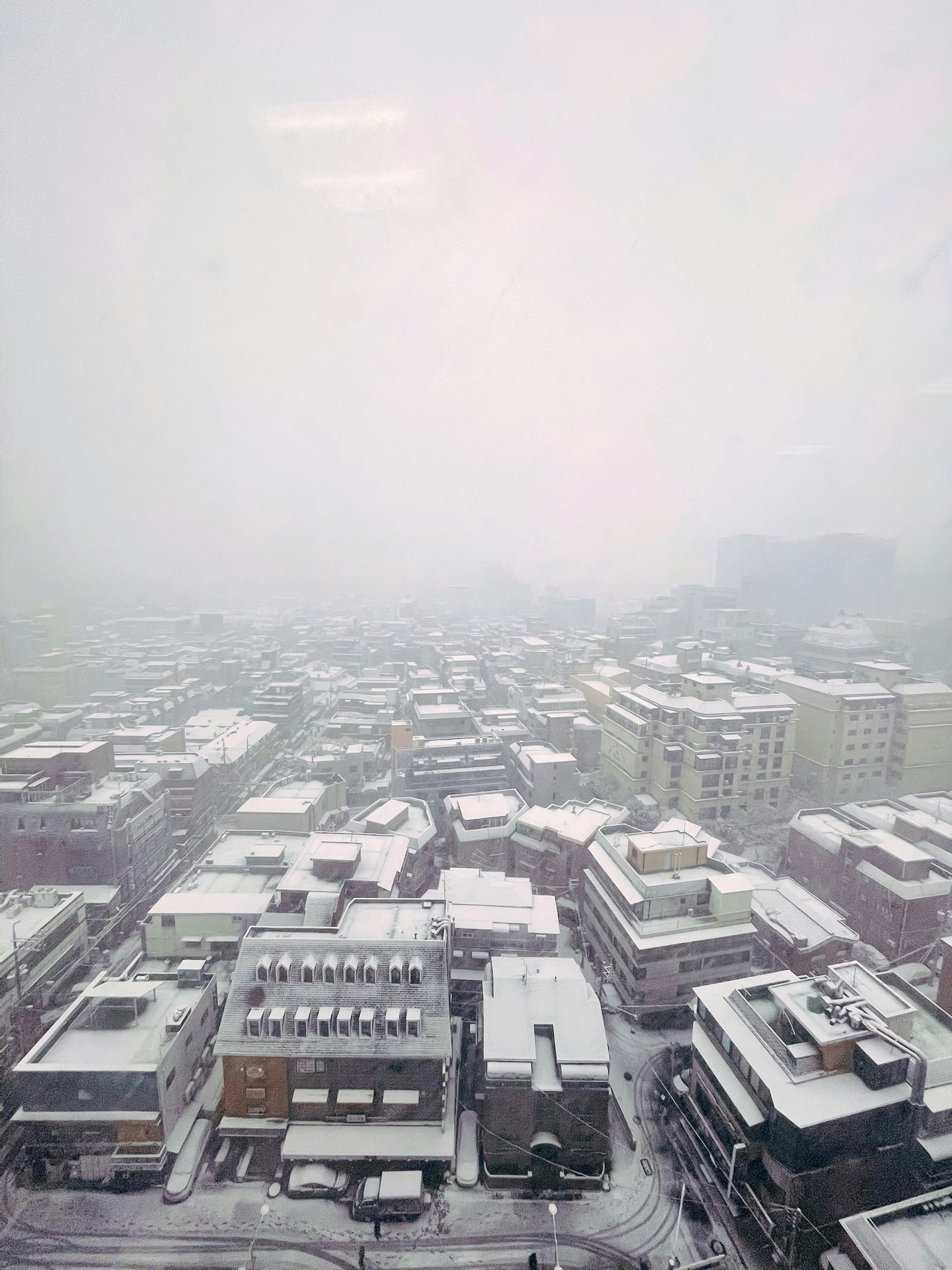 霧のかかった都市の高層ビル群と街並み