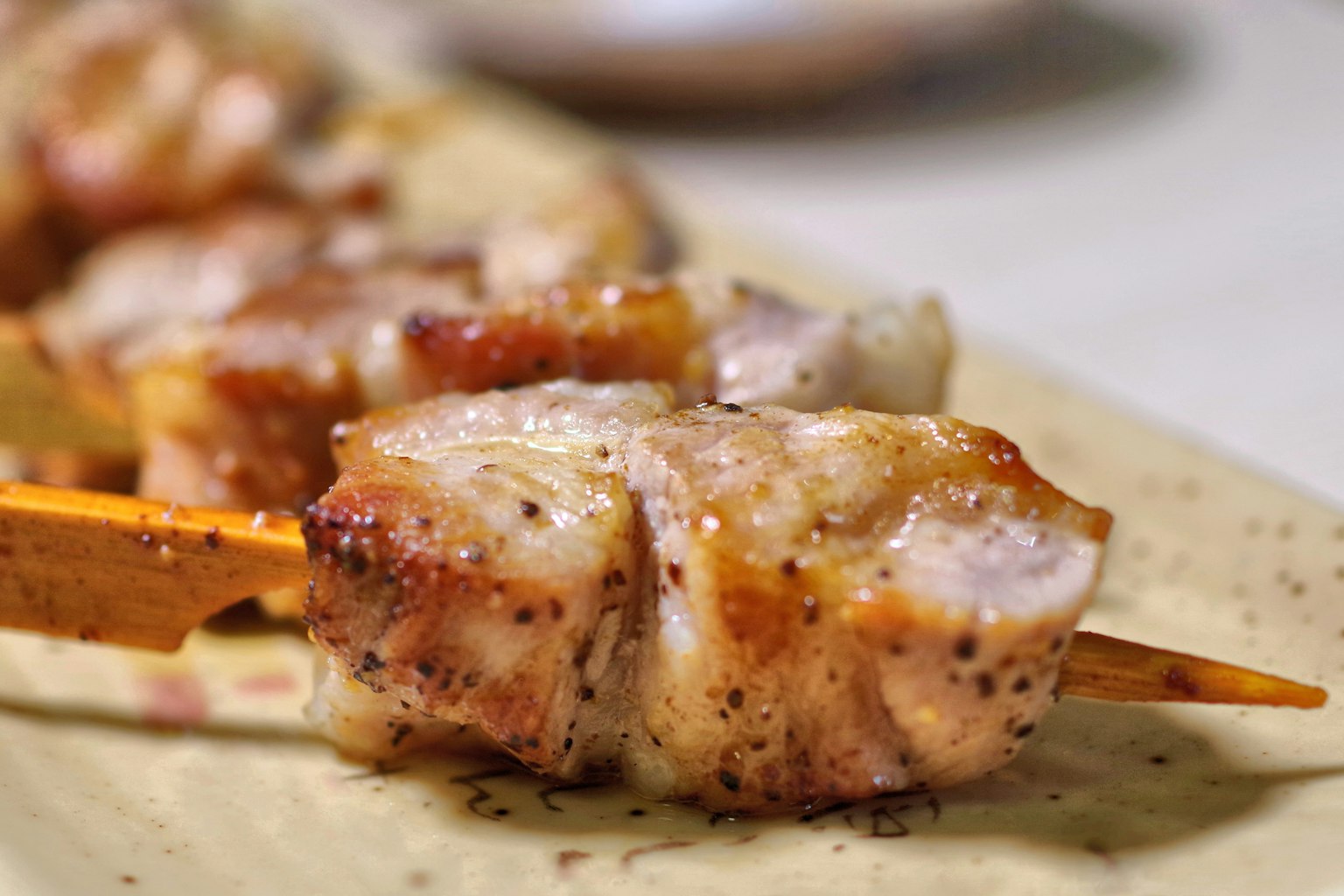 Gros plan sur de délicieuses brochettes de poulet grillé sur une assiette