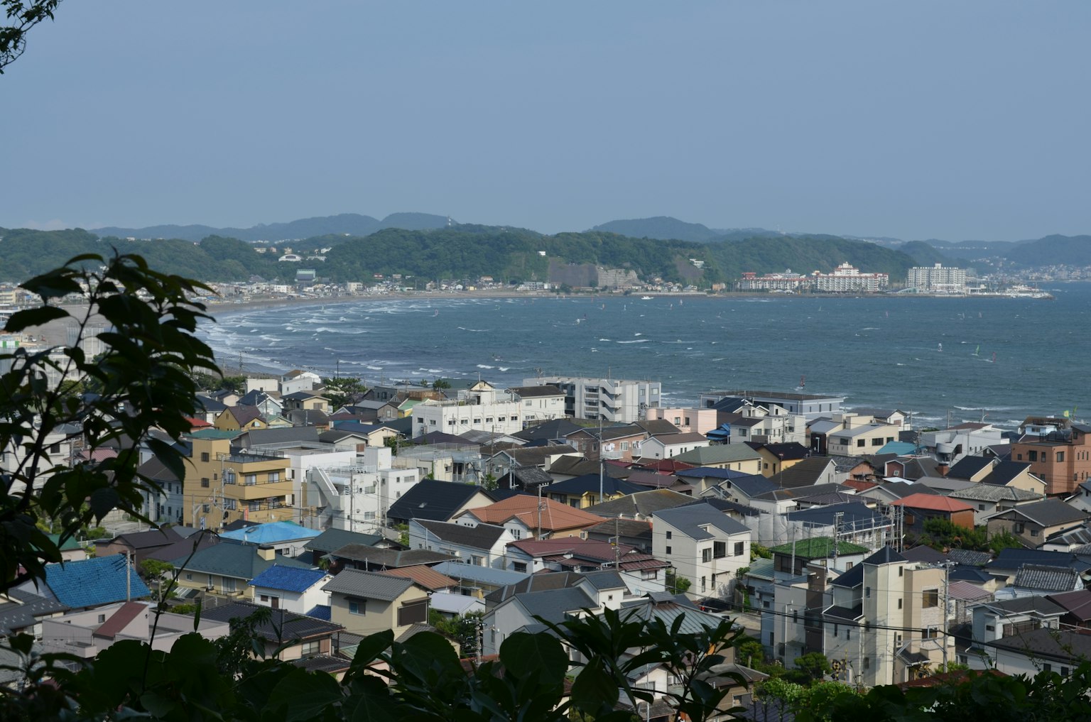 ทิวทัศน์ชายฝั่งพร้อมอาคารที่อยู่อาศัยและชายหาด