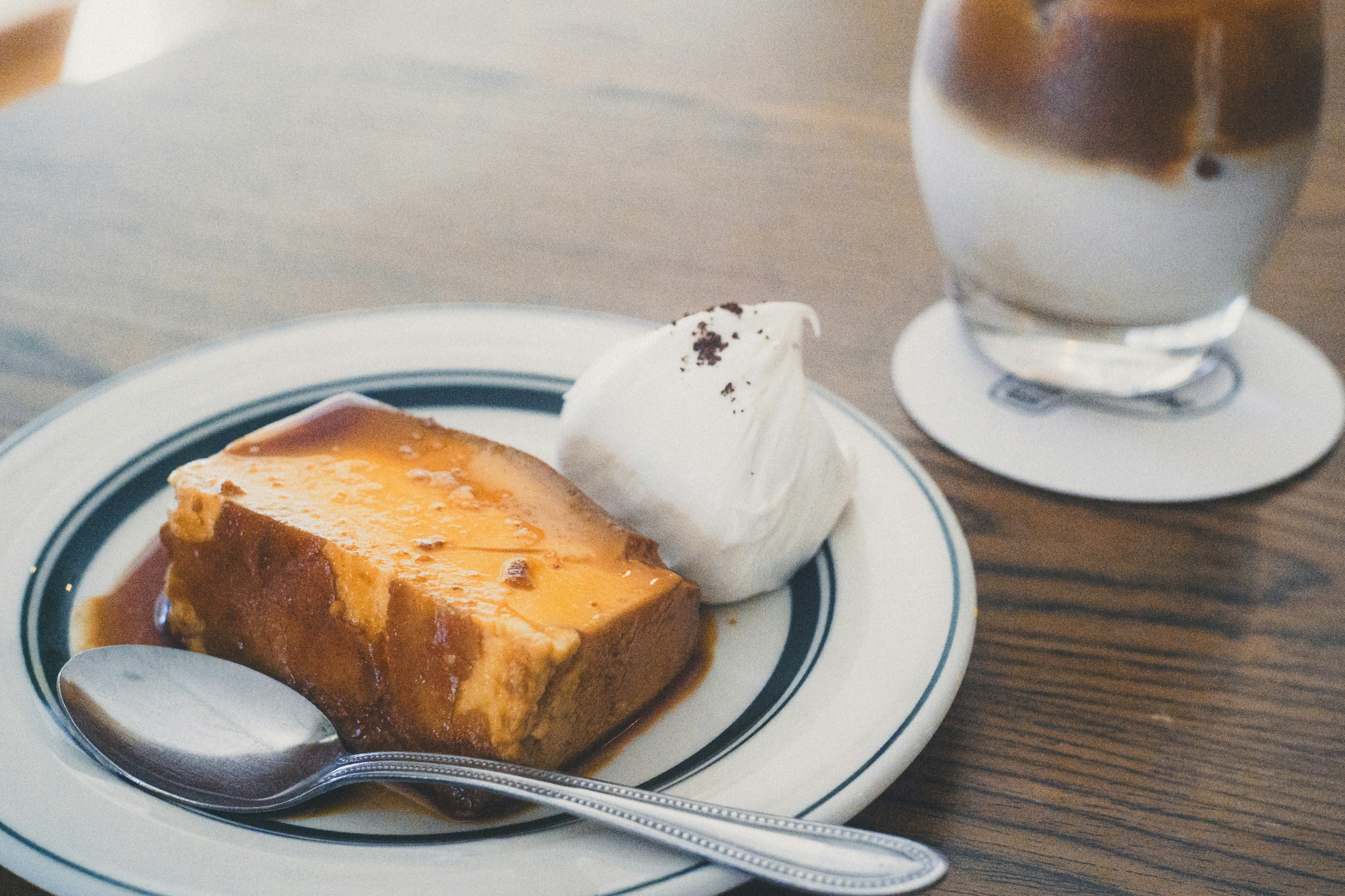 カフェの皿にのったケーキとコーヒー