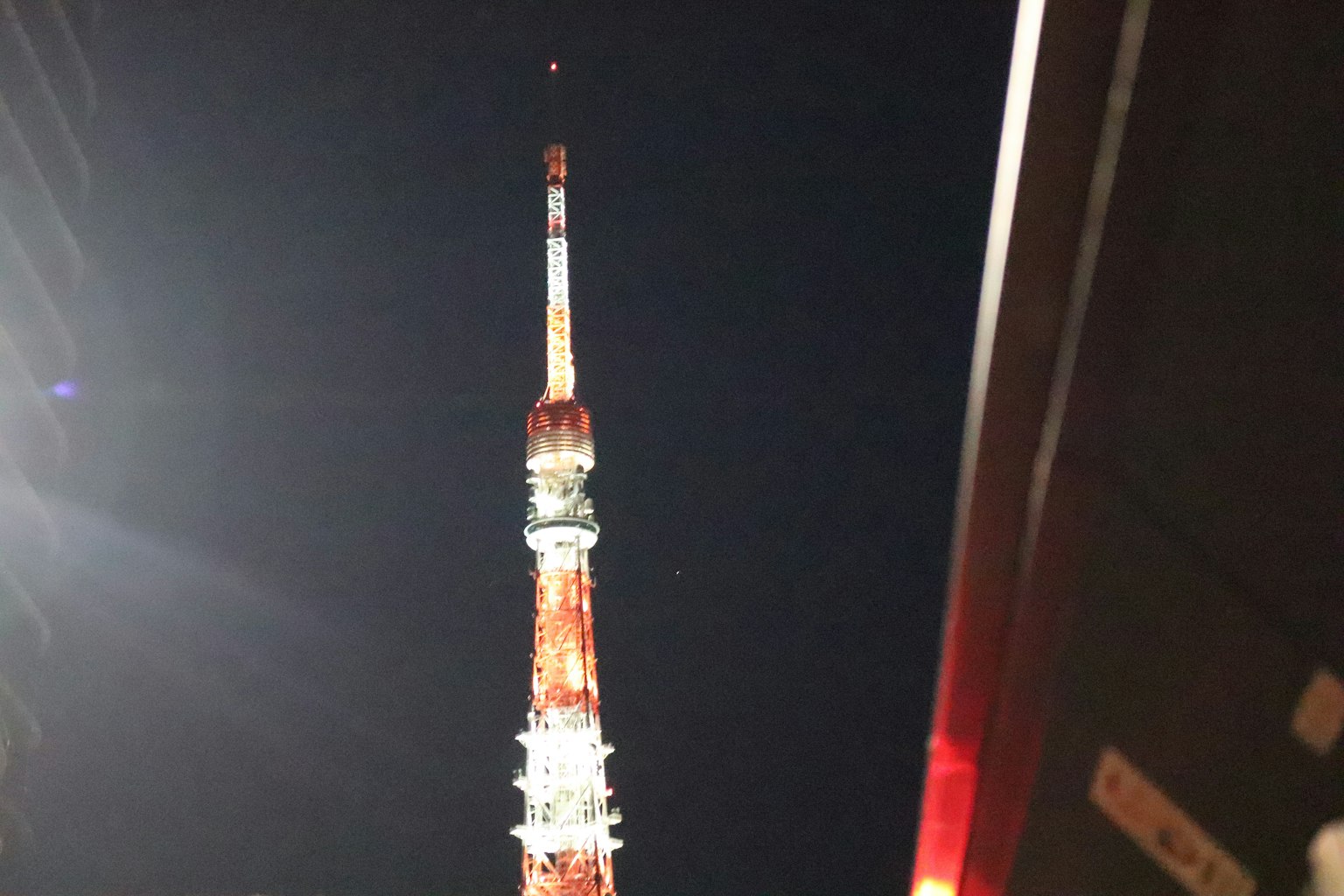 Tokio Tower bei Nacht beleuchtet mit klarem Himmel