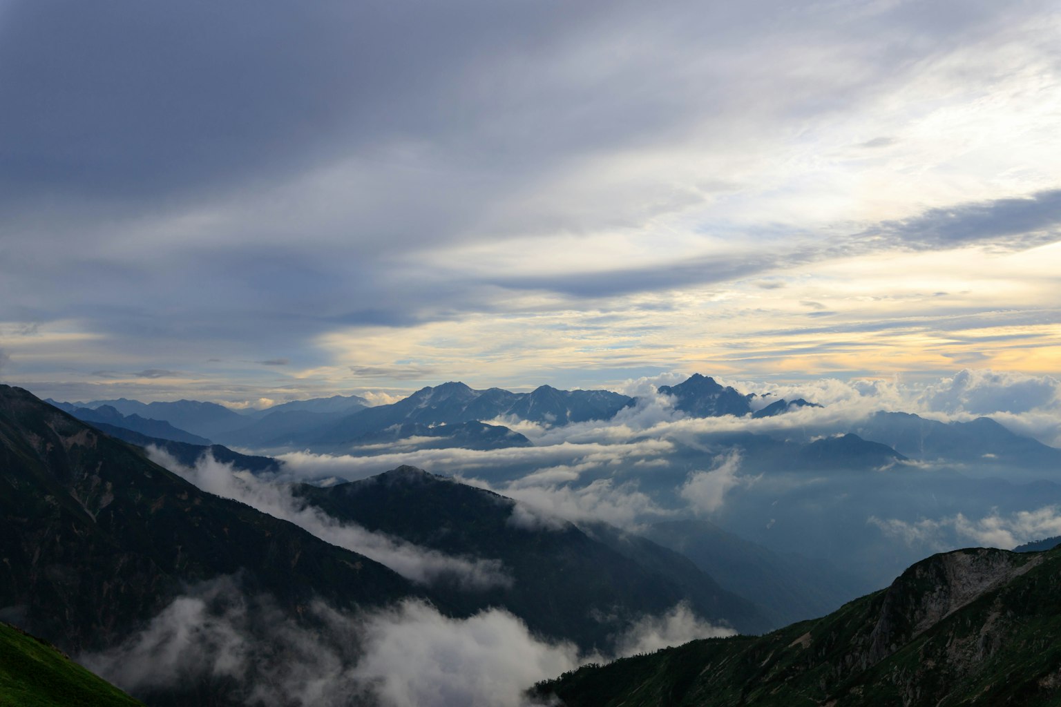 ทิวทัศน์ที่สวยงามของภูเขาและเมฆ