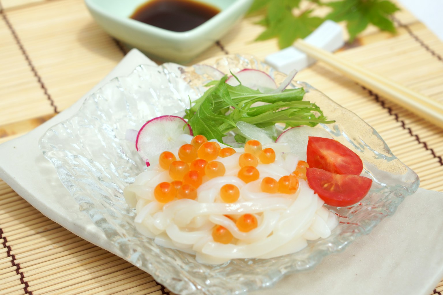 ซาชิมิสดพร้อมไข่ปลาแซลมอนและผัก