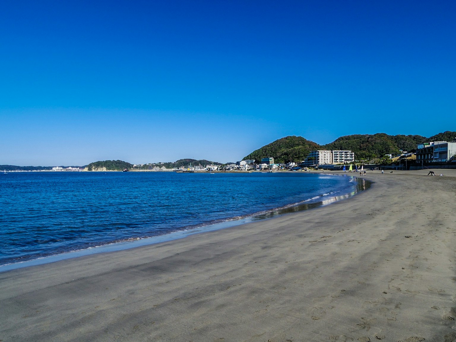 Vue de plage pittoresque avec ciel bleu et mer calme