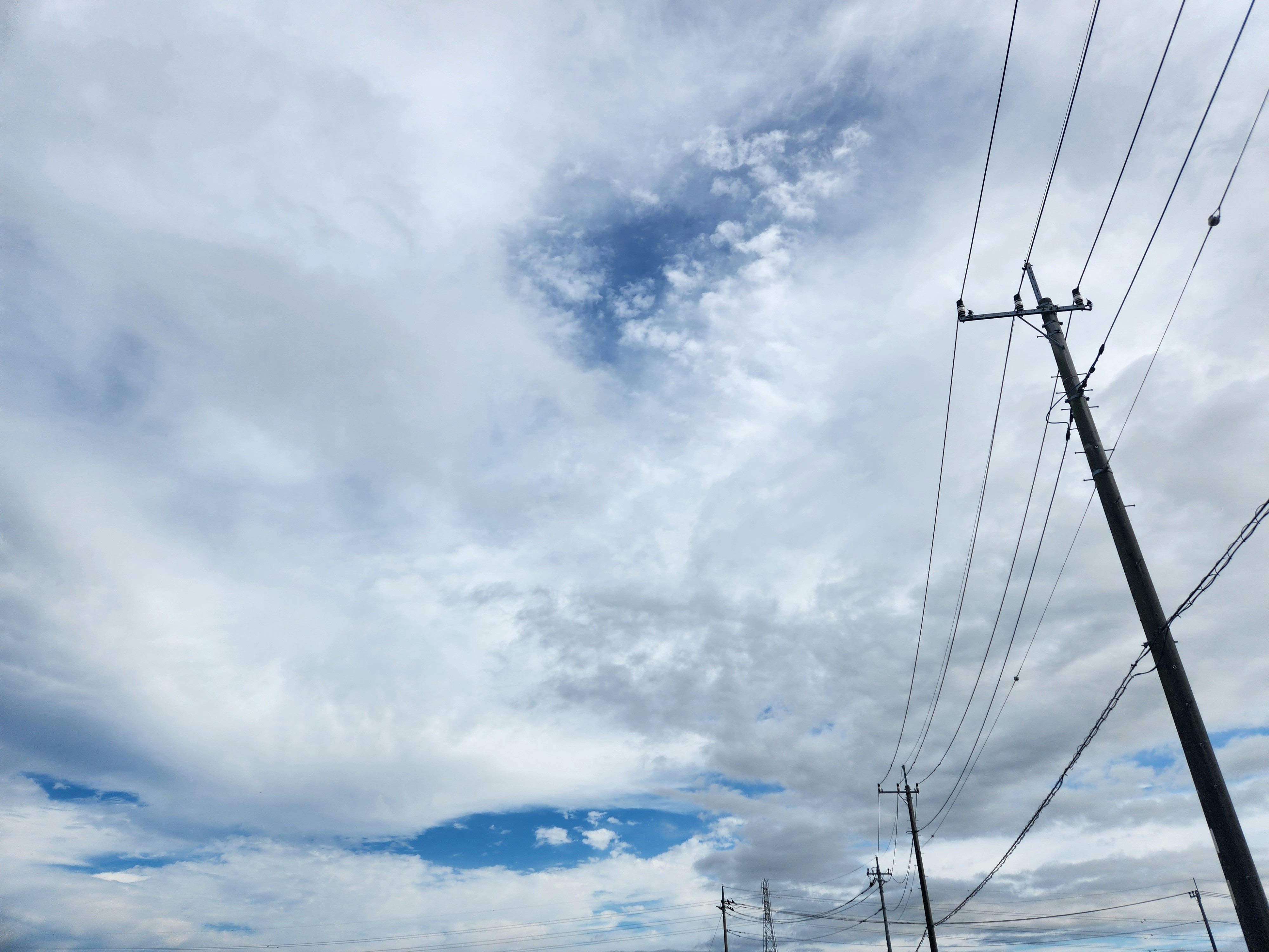 vue vers le ciel avec poteaux électriques et lignes aériennes