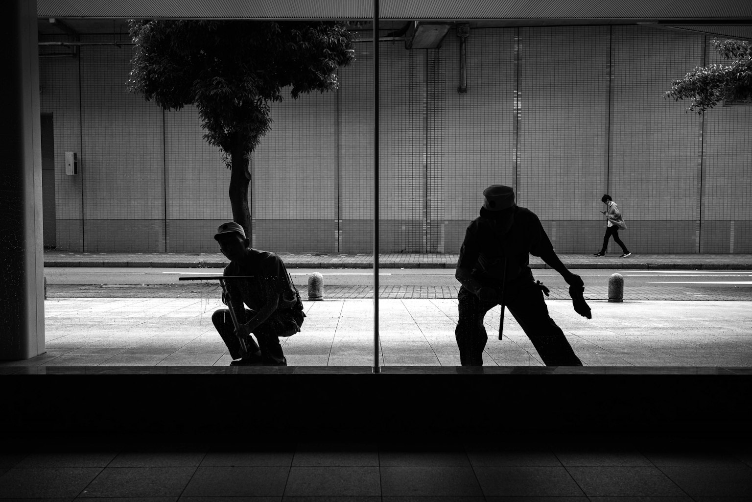 เงาของสองคนสะท้อนอยู่ในหน้าต่างกระจกในฉากเมืองขาวดำ