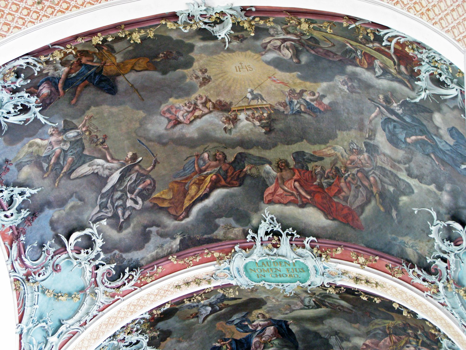 Mural langit yang indah dengan desain lengkung dan detail rumit