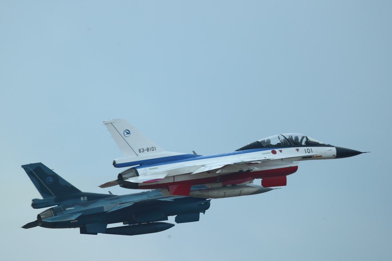 Deux chasseurs volant en formation dans un ciel bleu clair