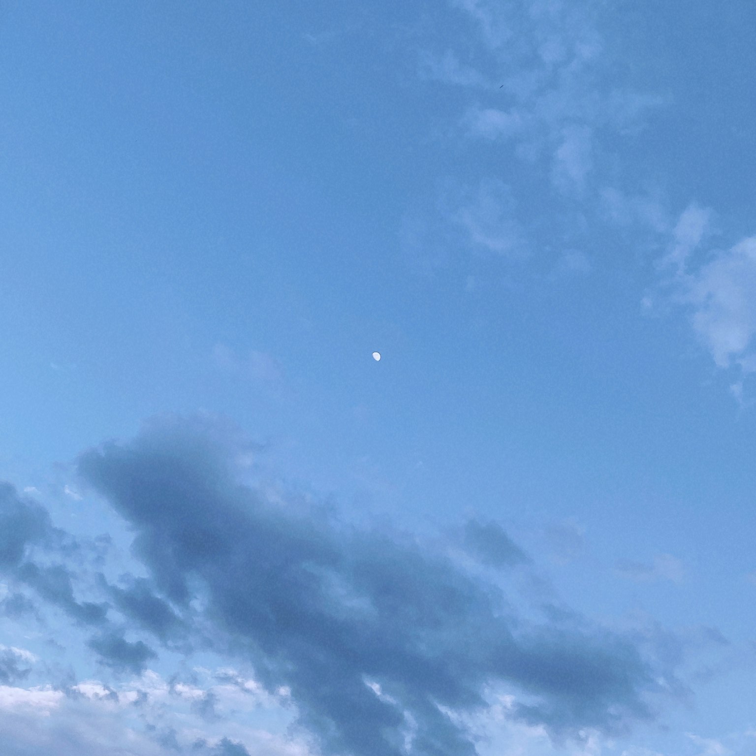藍天中的雲和月亮