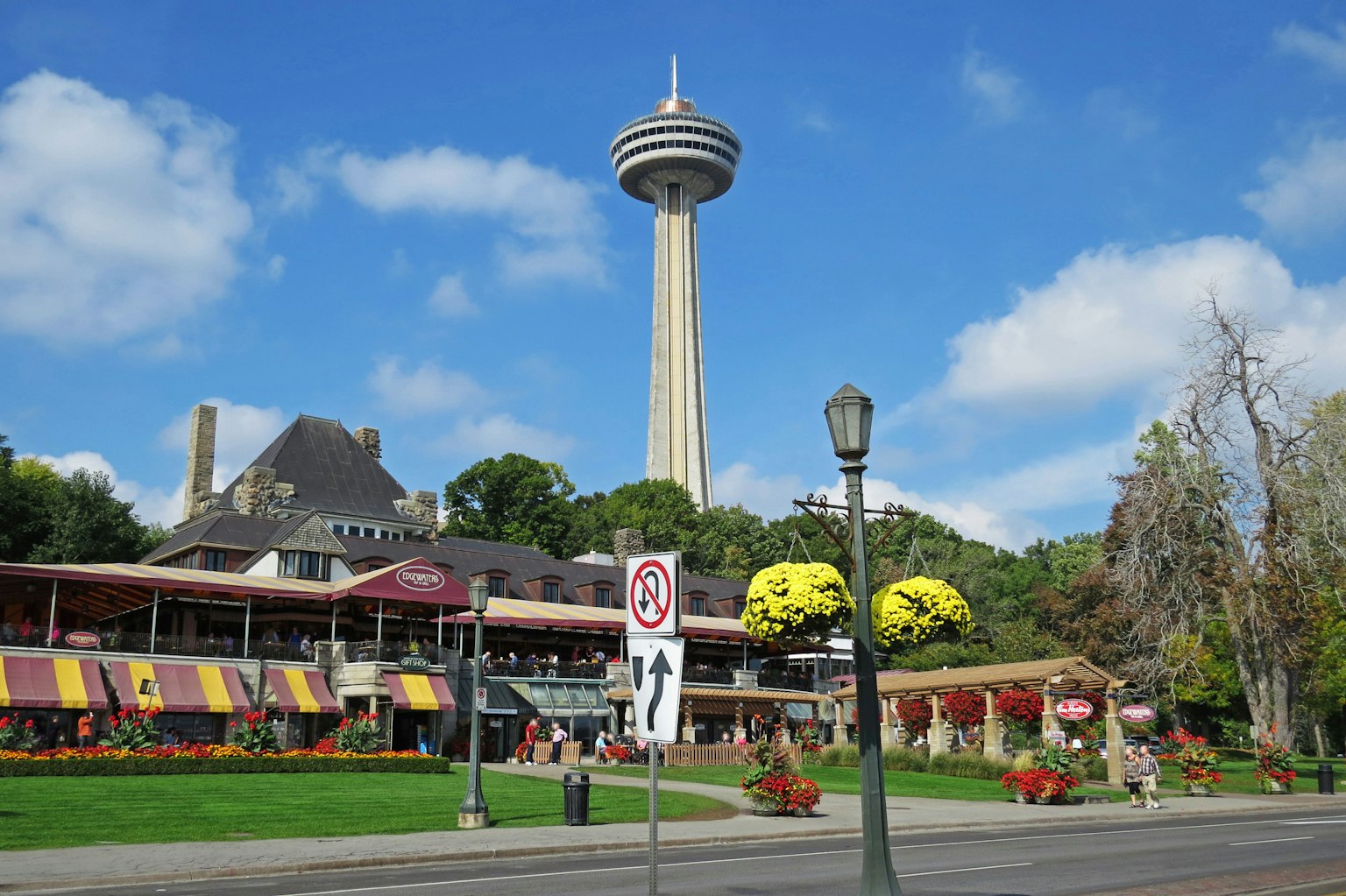 Menara Skylon dekat Air Terjun Niagara dengan bunga berwarna-warni di taman