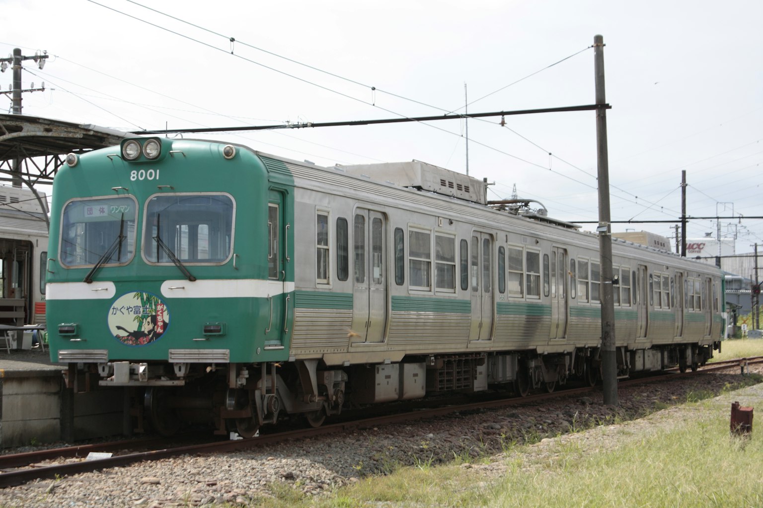 รถไฟสีเขียวจอดที่สถานี