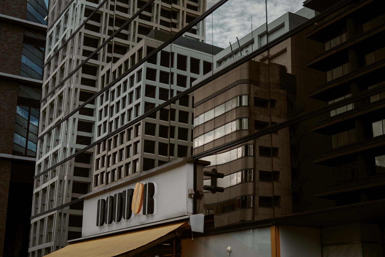 城市風景，反射出現代建築