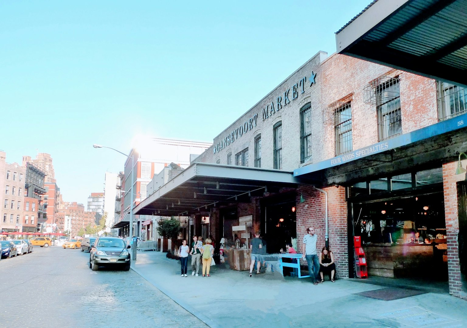 Vista esterna di un mercato di Brooklyn con cielo blu chiaro