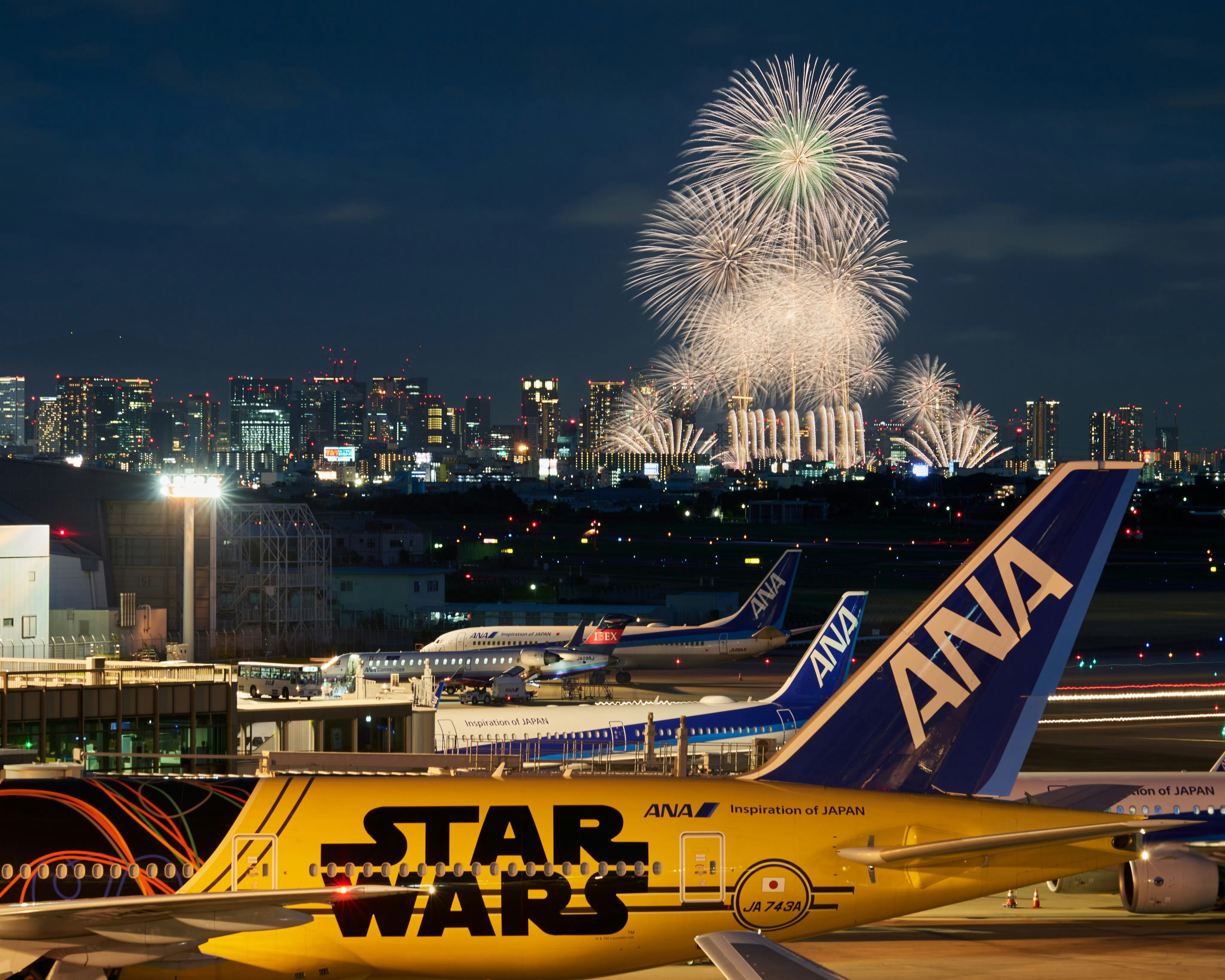 夜晚机场场景，ANA“STAR WARS”涂装飞机与城市上空烟花