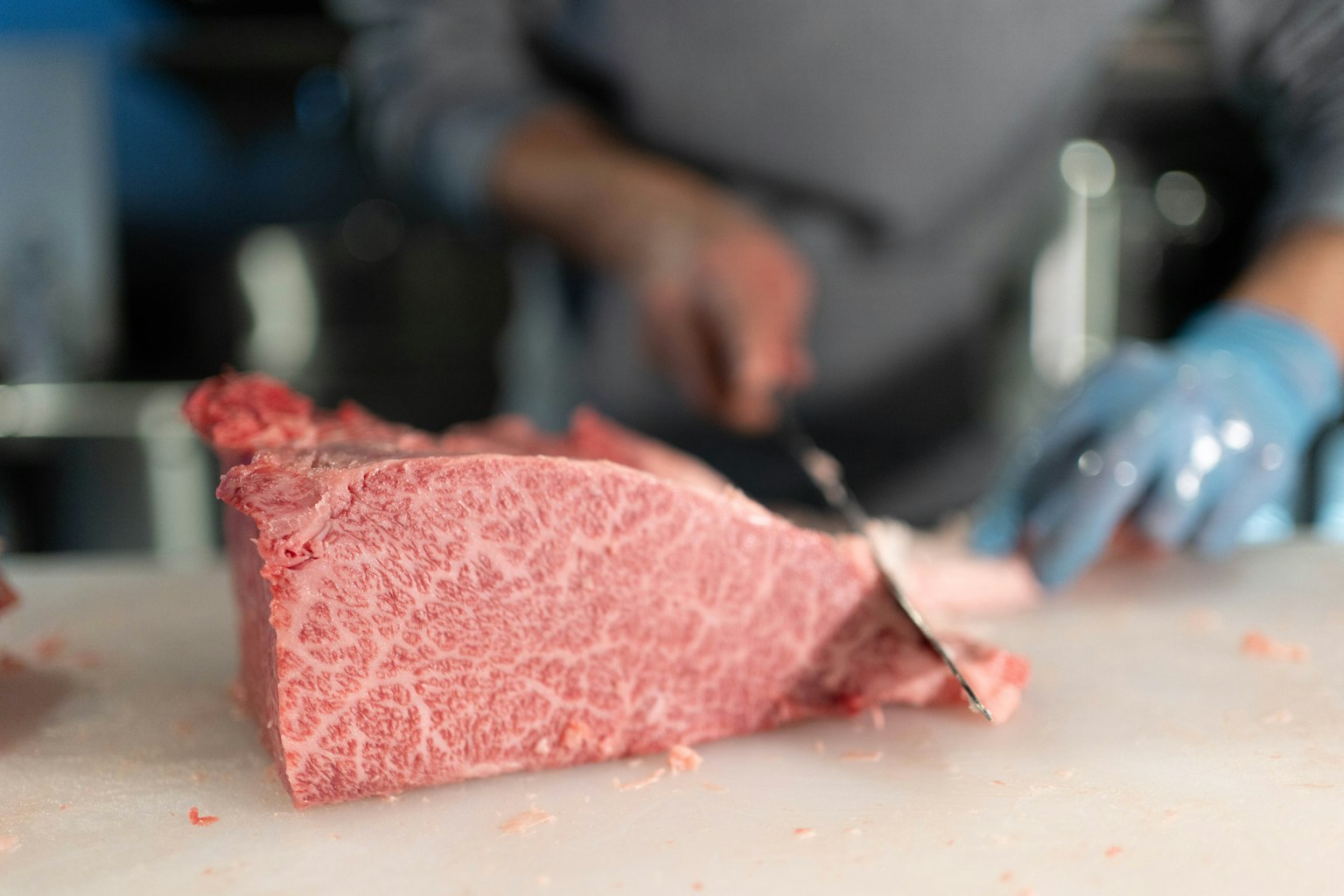 Gros plan de viande Wagyu marbrée coupée par un chef