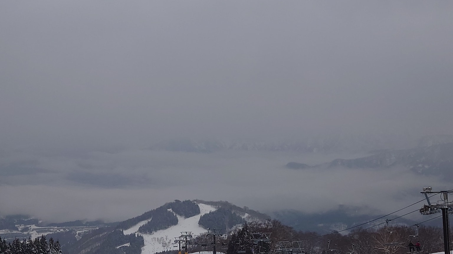 Schneebedeckte Berglandschaft unter einem bewölkten Himmel