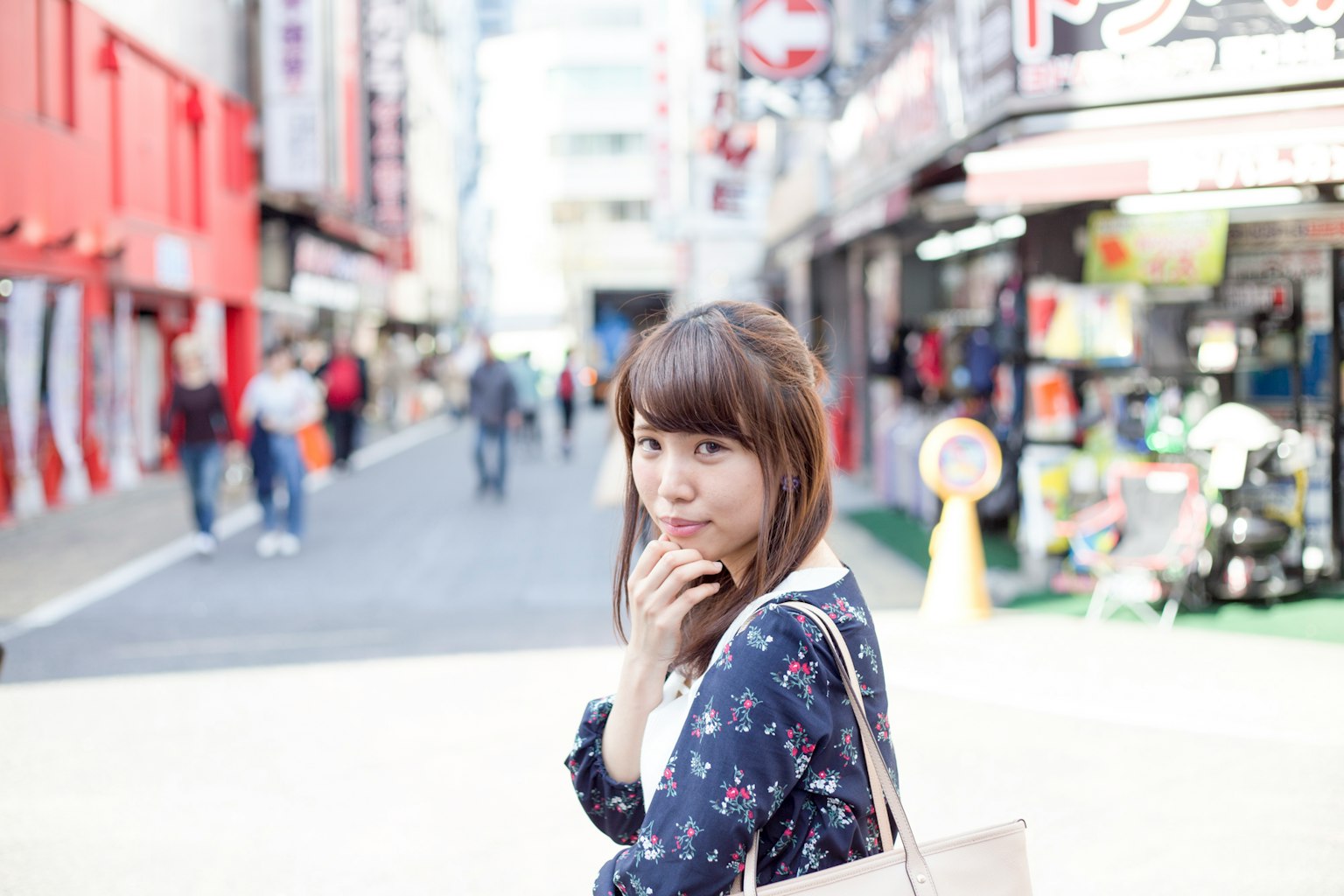 年輕女性在城市街道上沉思