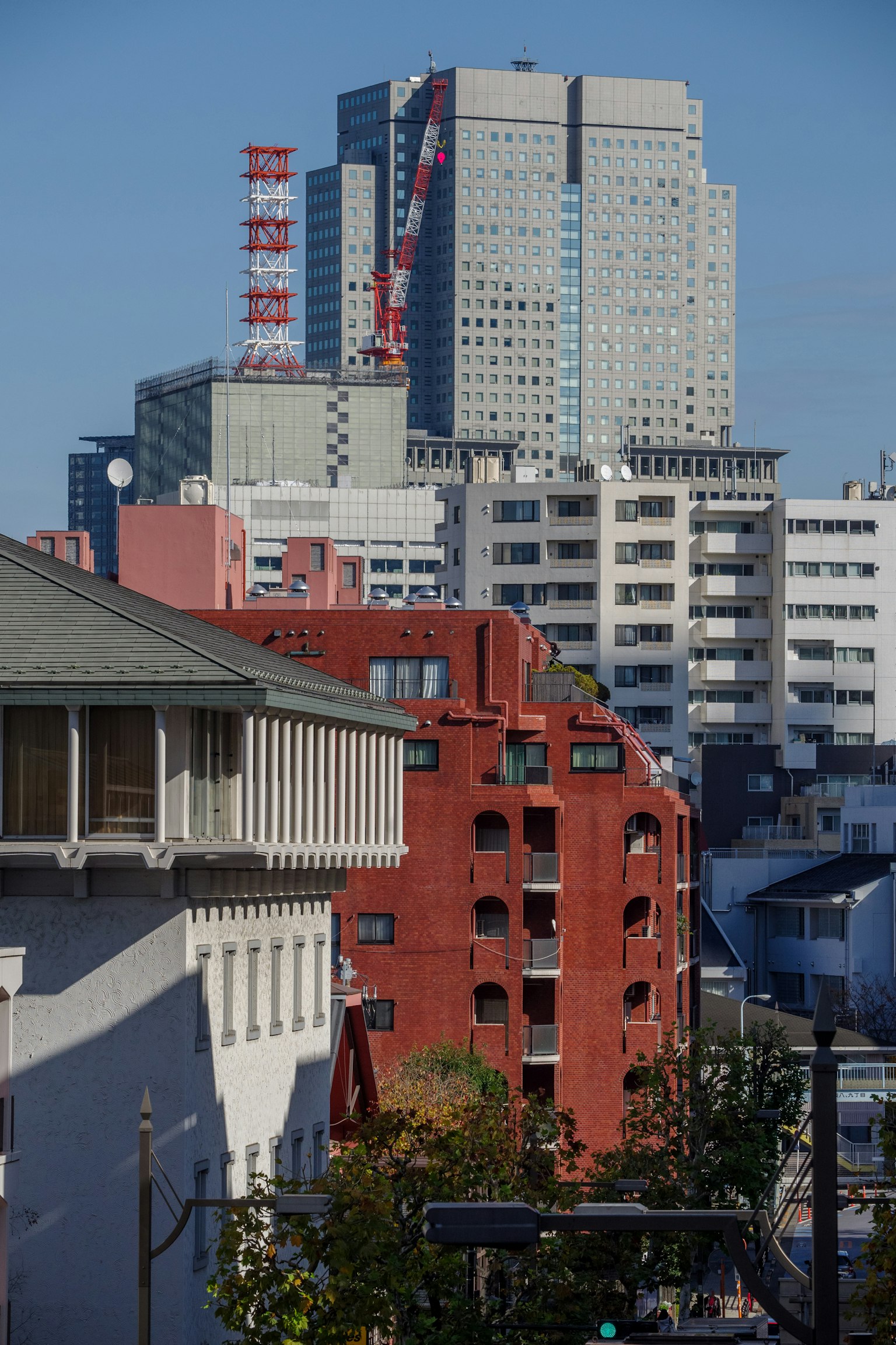 Paysage urbain avec un bâtiment rouge et des structures de grande hauteur