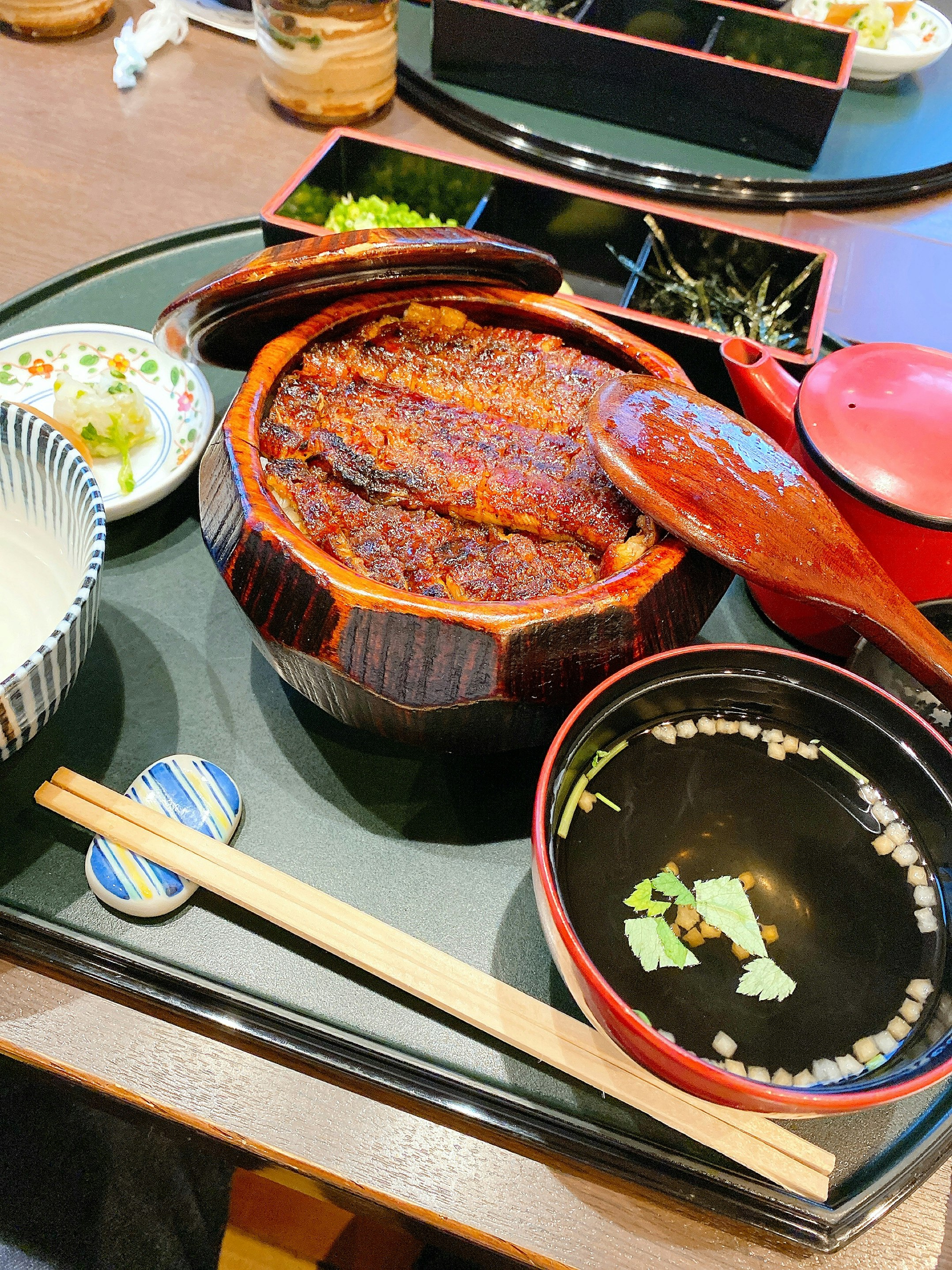 Paket makan Jepang dengan ikan panggang dalam panci tanah liat dan sup miso