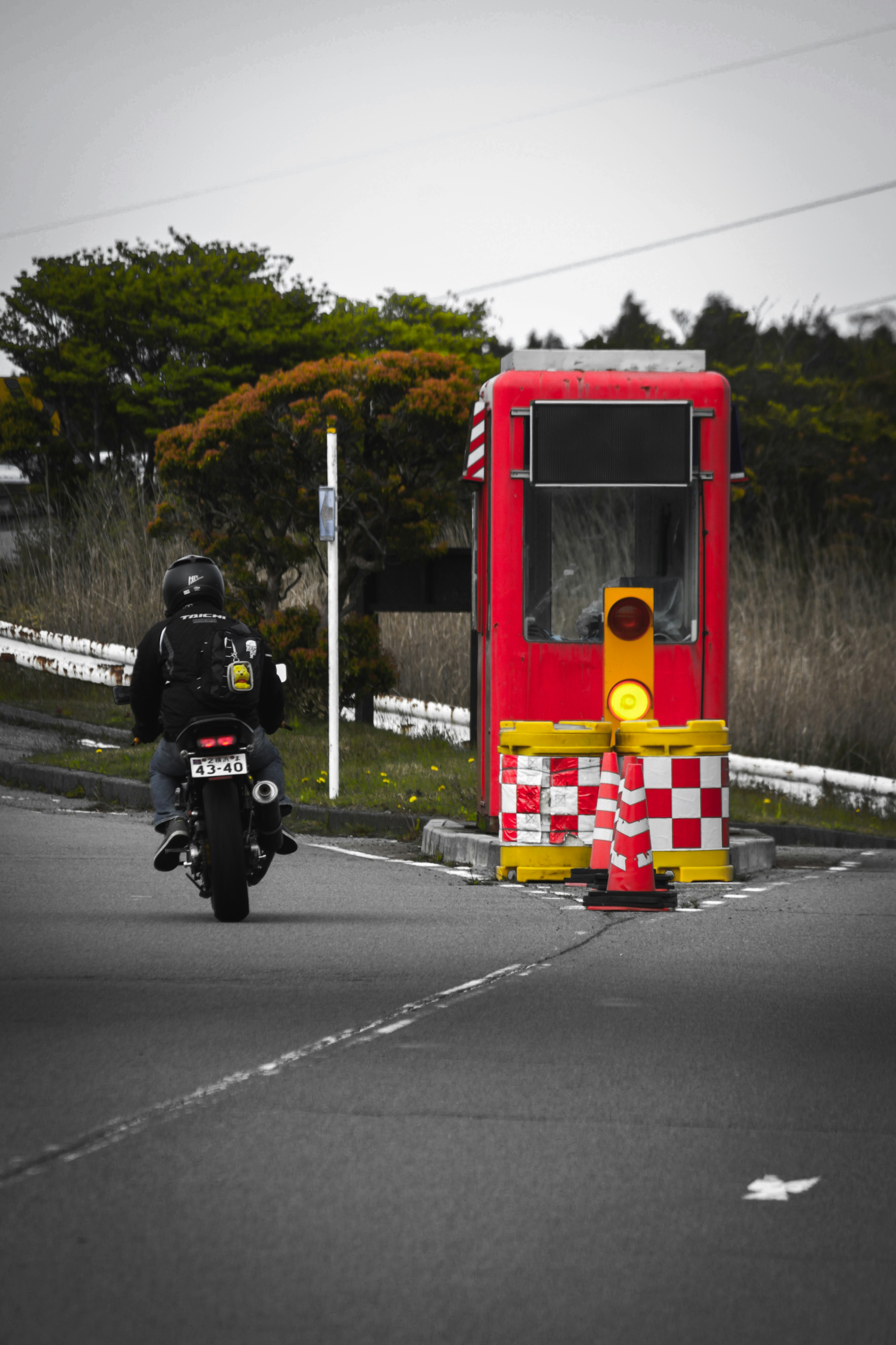 走りにゆくバイカーとバイクが並ぶ道路風景