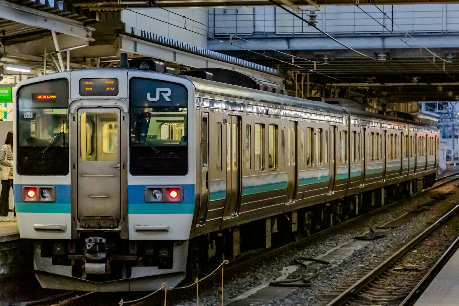 Kereta JR berhenti di stasiun