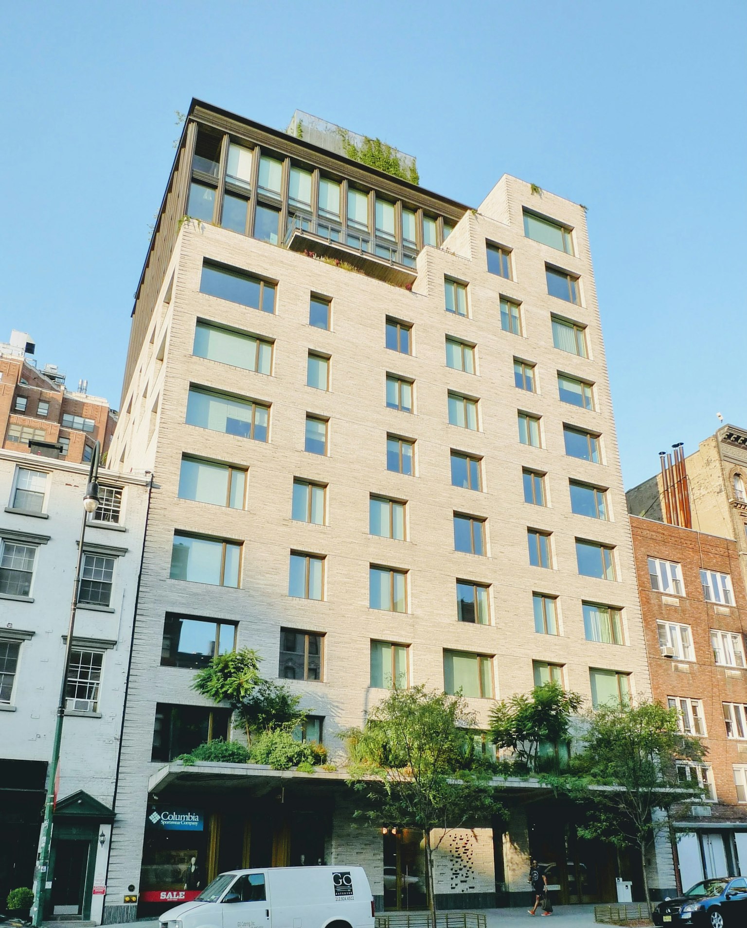 Façade moderne d'un bâtiment avec jardin sur le toit vert