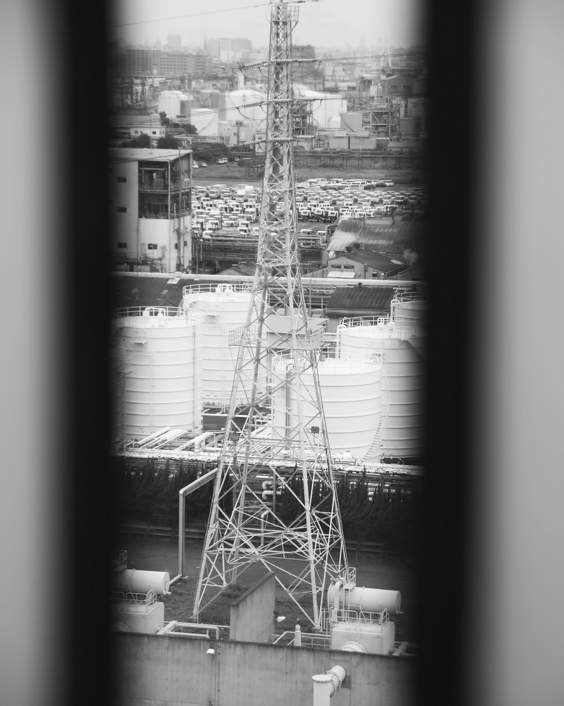 torre de transmisión eléctrica y equipos de central en una zona industrial