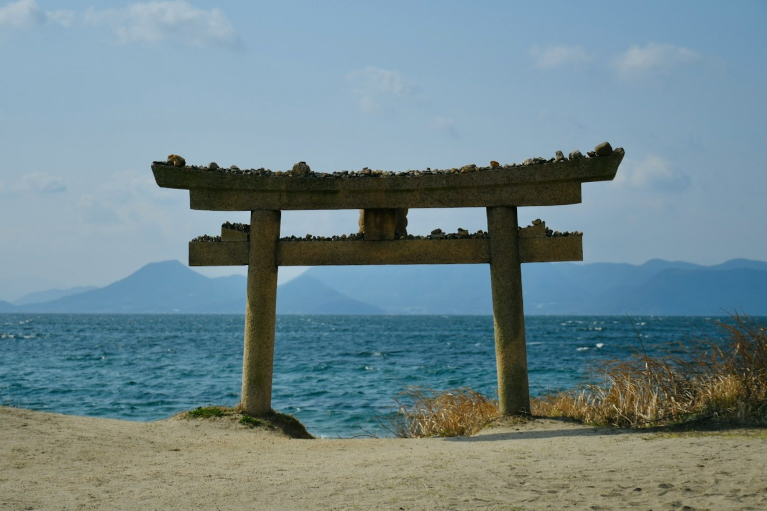 海岸上的鸟居和蓝天