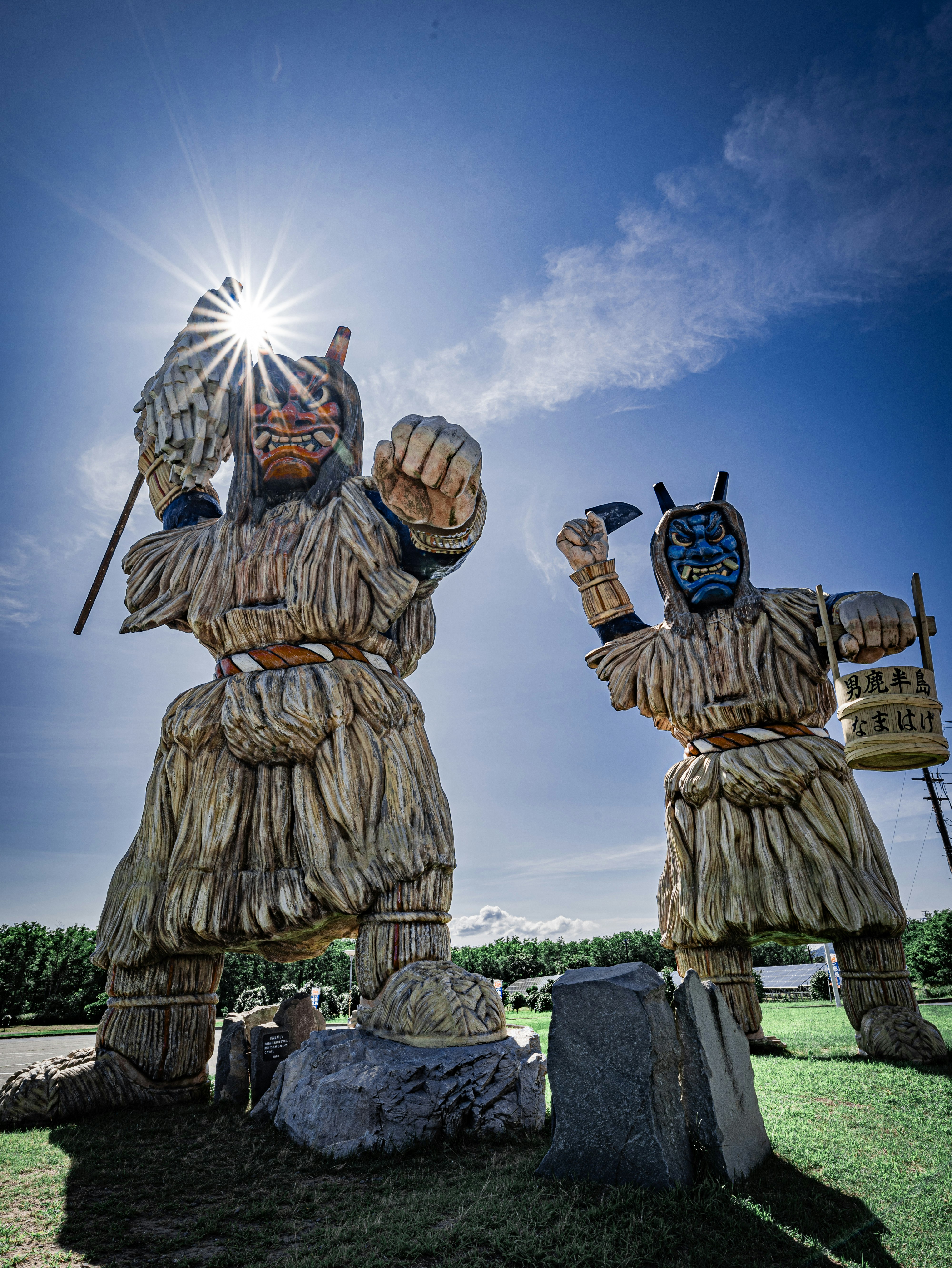 dos estatuas de pie bajo un cielo azul