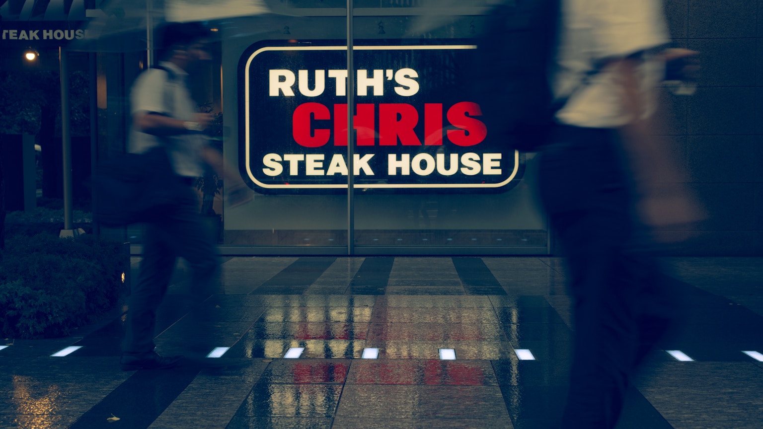 ルースズクリスステーキハウスの看板が映る街の風景