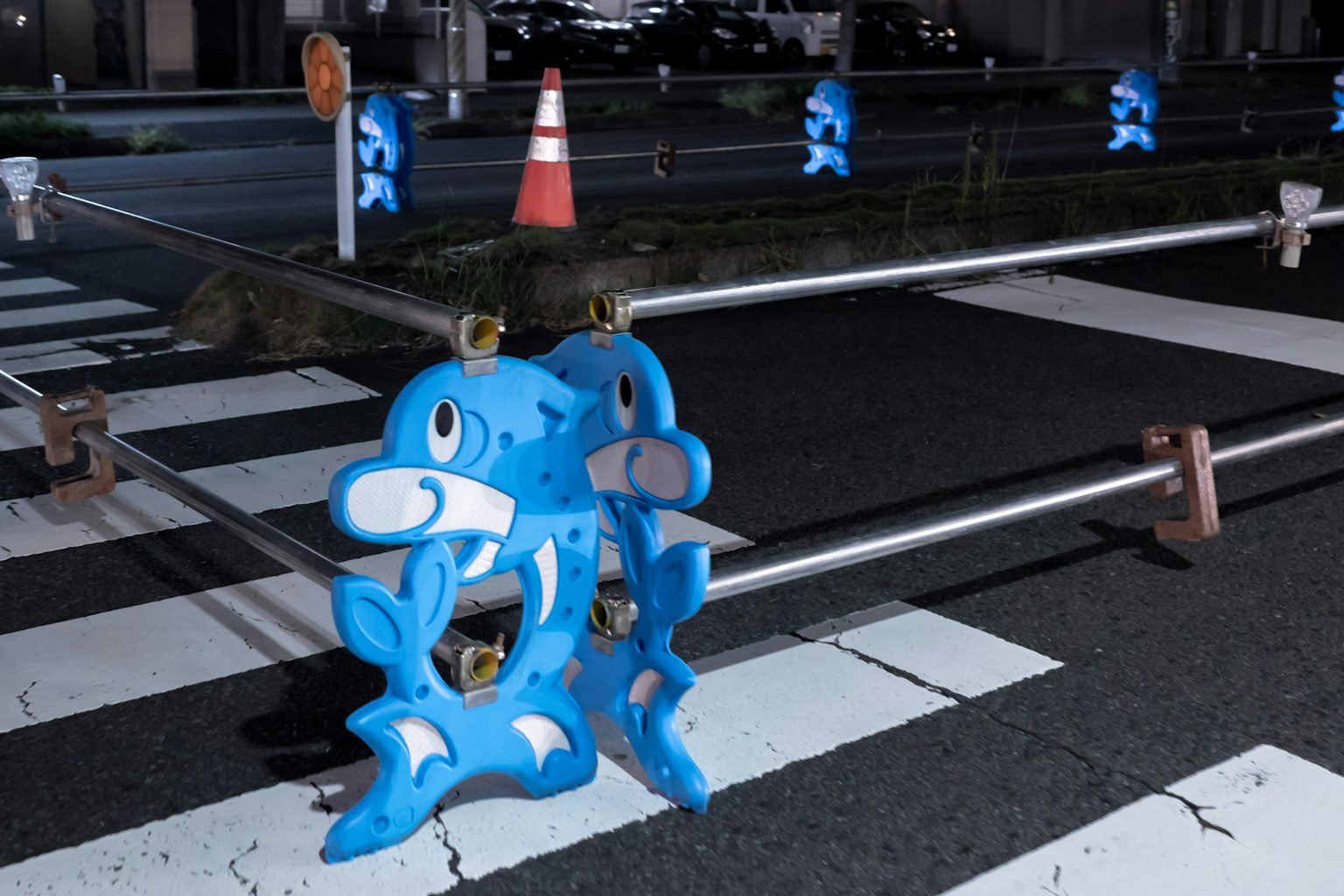 夜間的斑馬線，藍色魚形路障