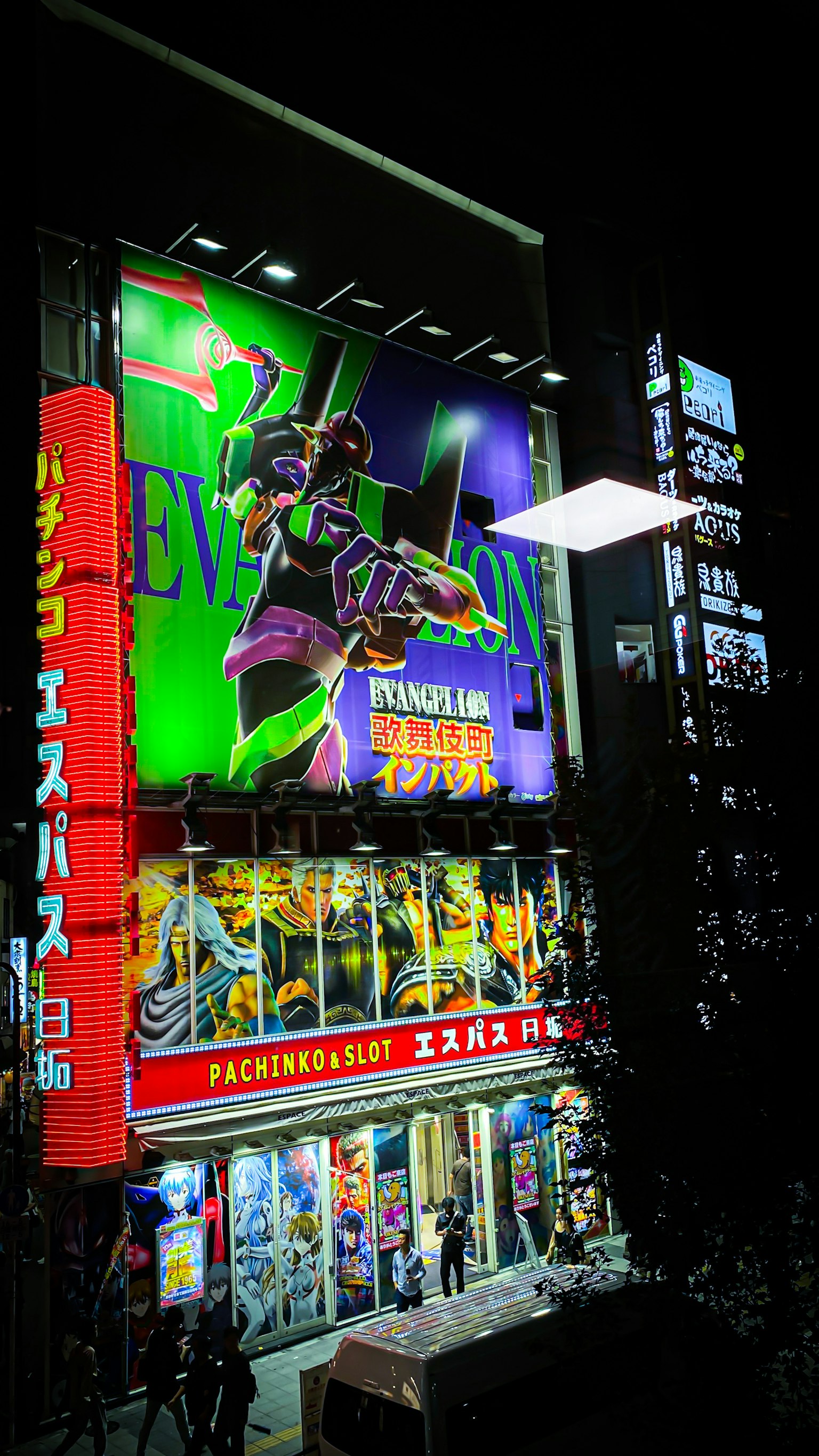 Panneau coloré de style anime et magasin dans un paysage urbain nocturne