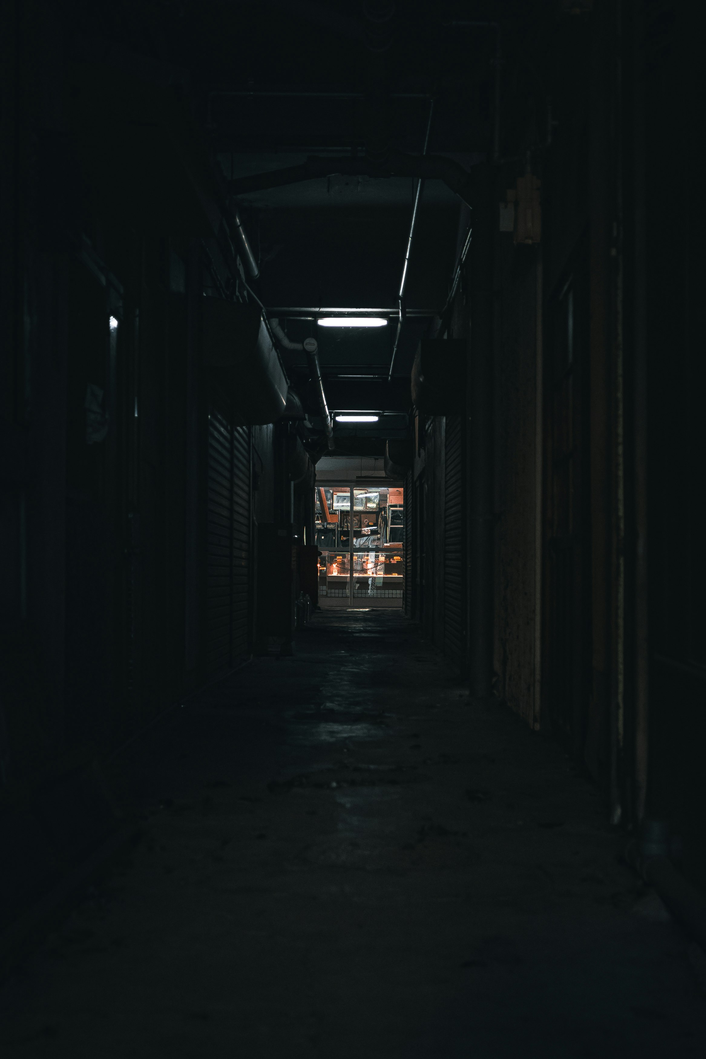 lorong gelap dengan cahaya lampu neon memanjang ke kejauhan