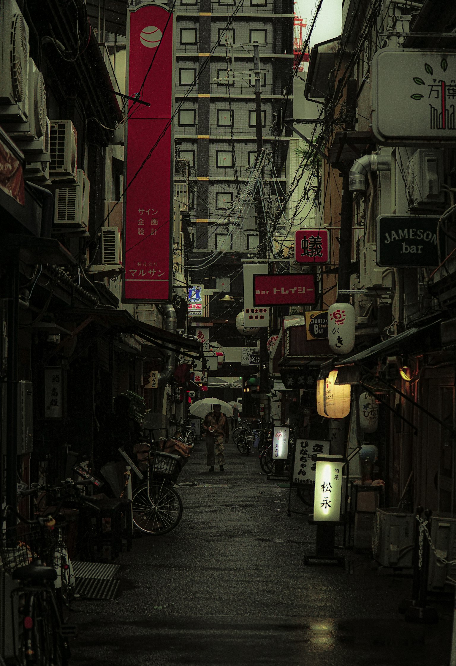 狭窄街道两旁是商店和自行车，氛围昏暗