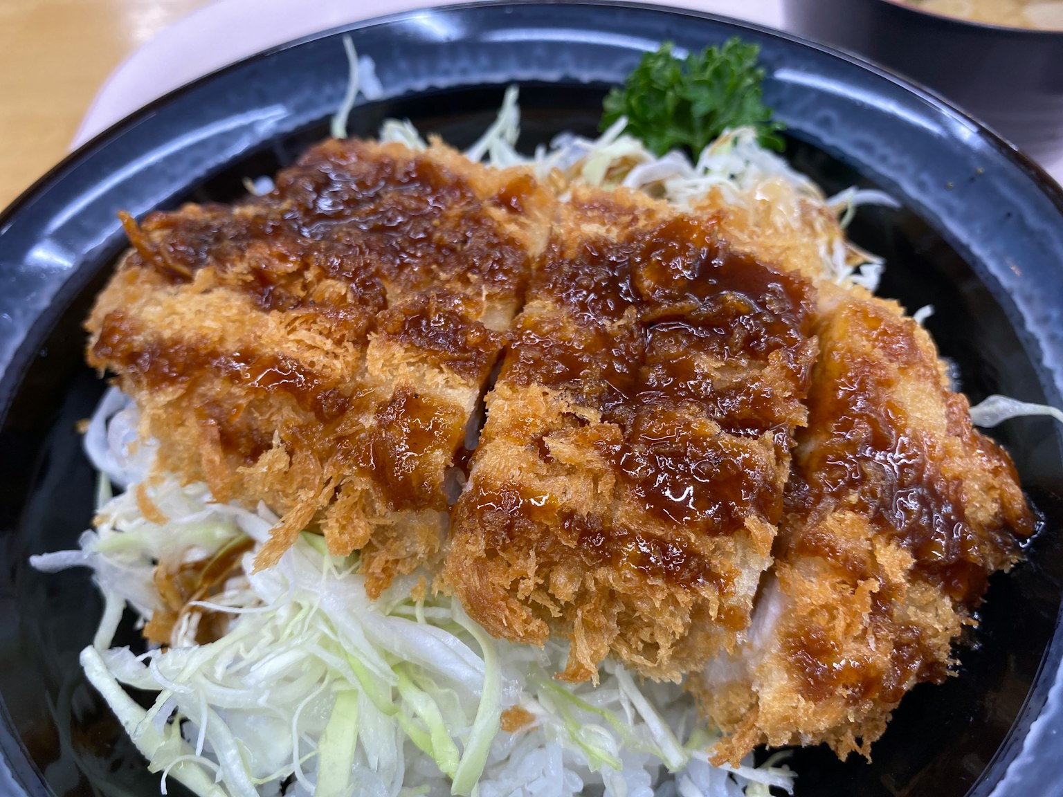Ein Teller Tonkatsu auf gehobeltem Kohl serviert