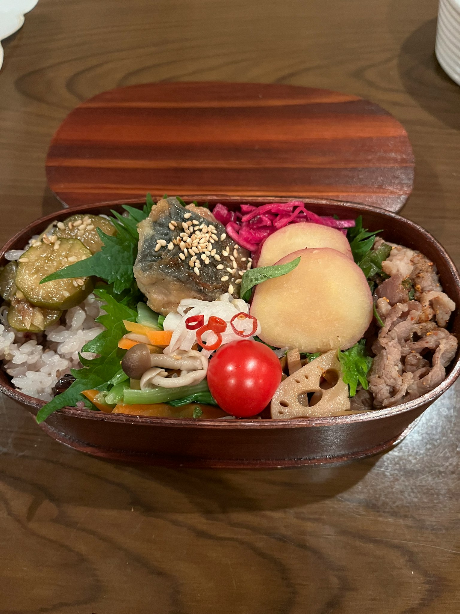 Une boîte à bento japonaise magnifiquement disposée avec divers plats