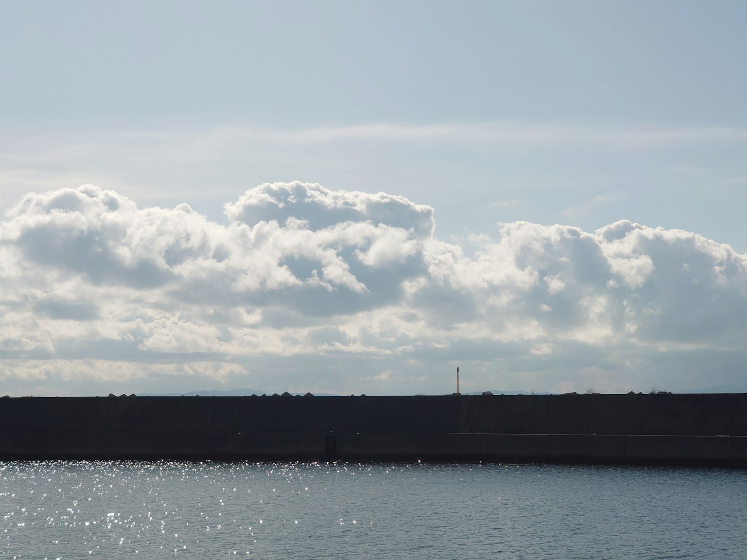 Paysage marin avec ciel bleu et nuages blancs duveteux