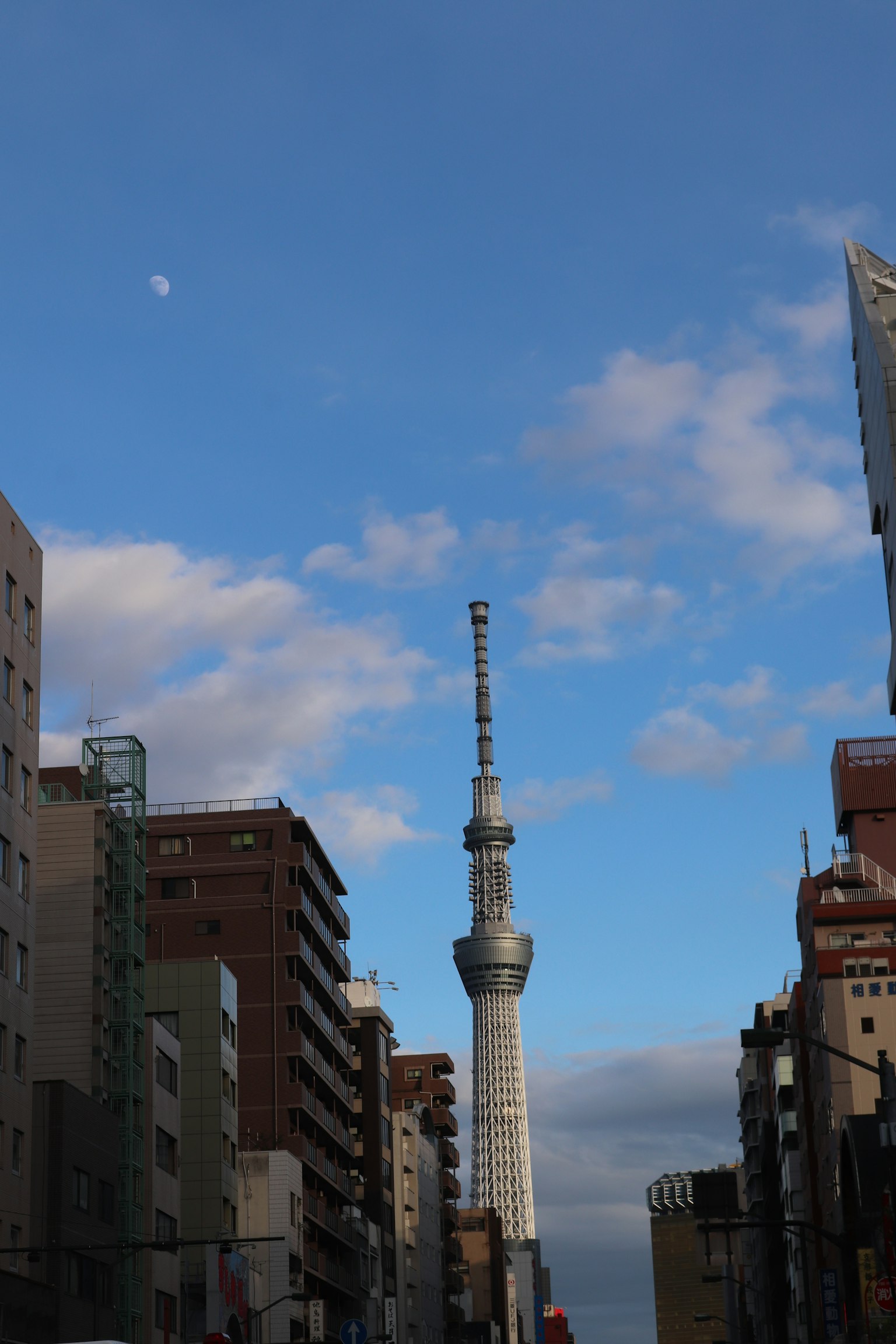 Tokyo Skytree ตั้งอยู่ใต้ท้องฟ้าสีฟ้า