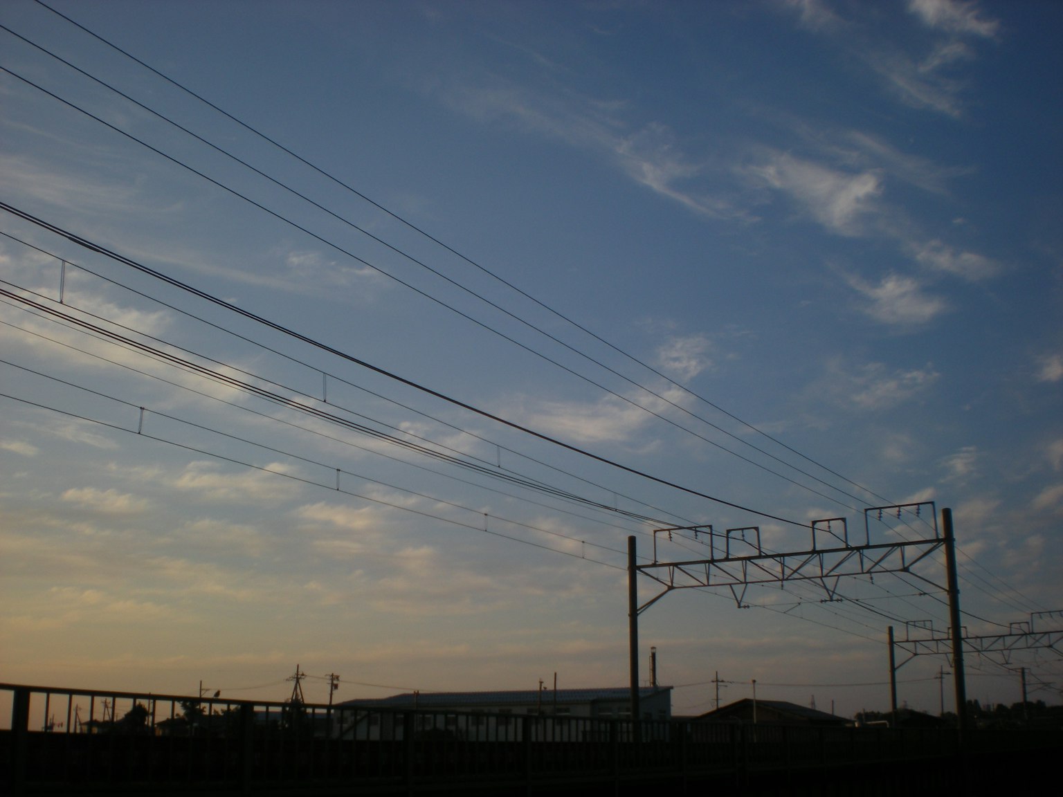 เส้นทางรถไฟในซิลูเอตต์กับท้องฟ้ายามพระอาทิตย์ตก